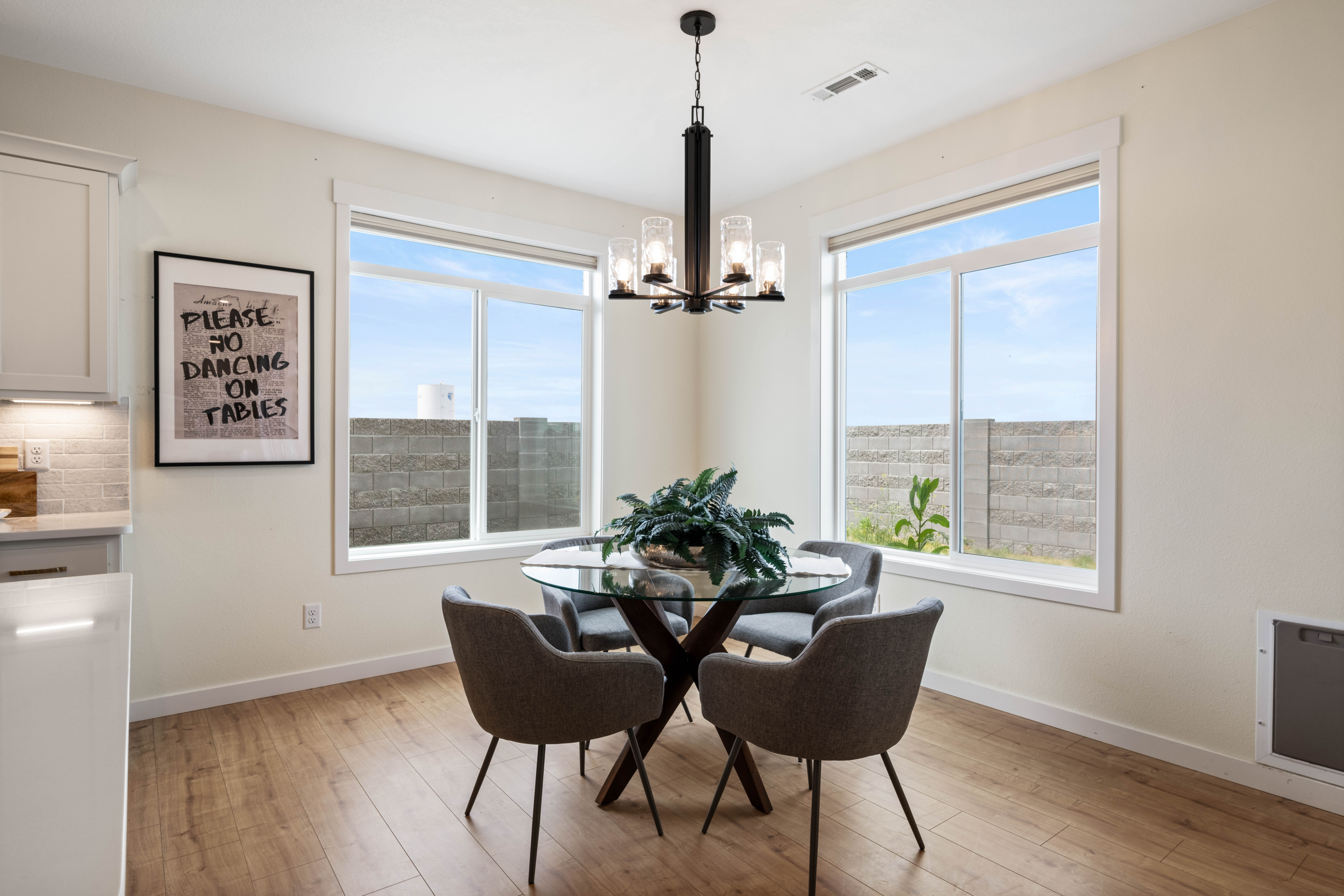  Like New, Fully Fenced, Corner Lot & 4-Car Garage - 物件實景