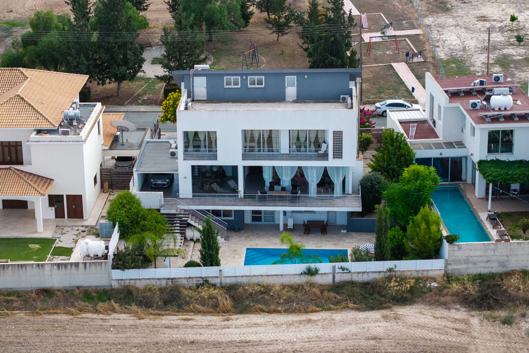  Three-Level Five-Bedroom Villa with Private Pool in Aradippou, Larnaca - 物件實景