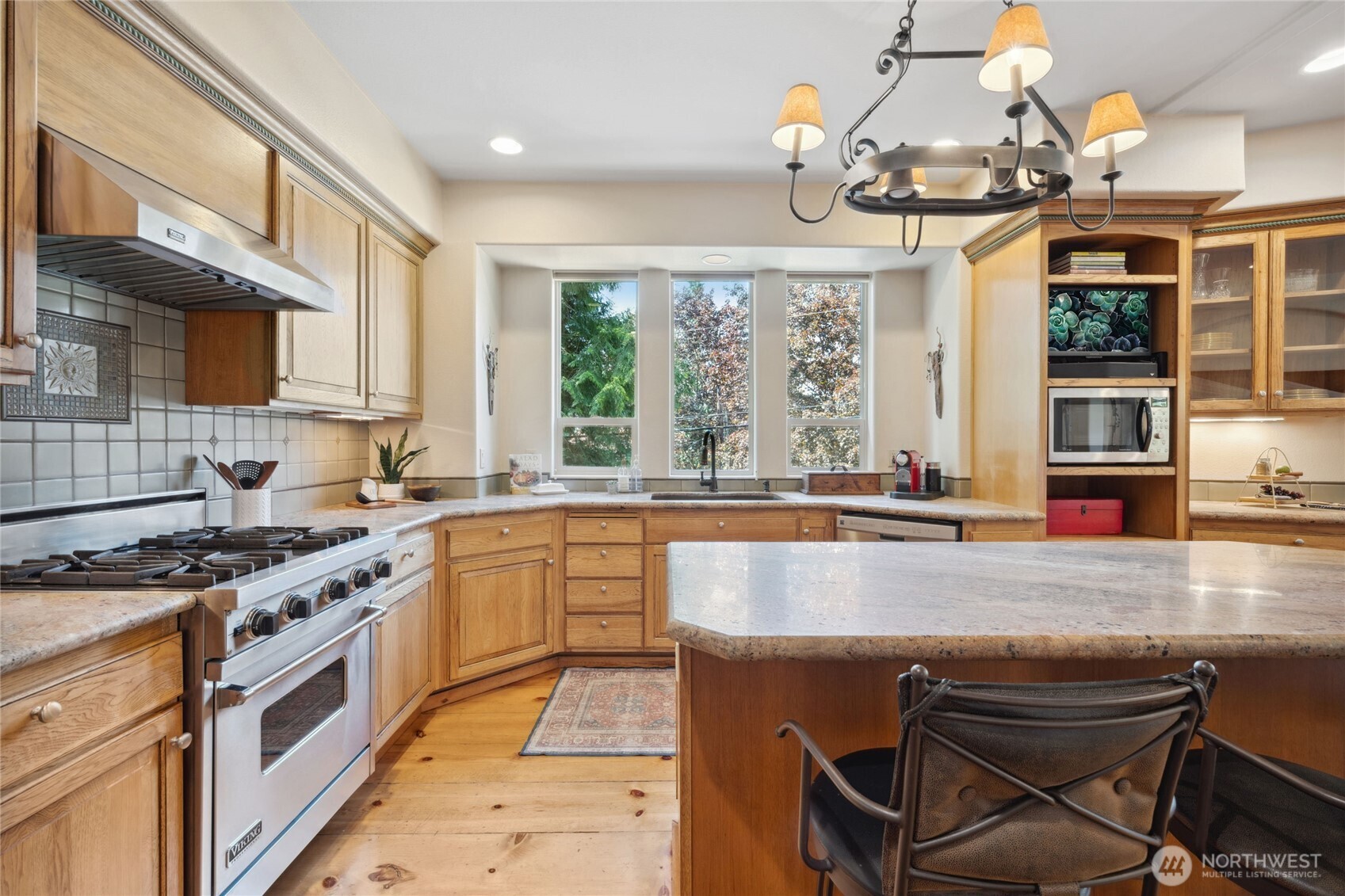 Kirkland, Washington, 98033, United States, 4 Bedrooms Bedrooms, ,2 BathroomsBathrooms,Residential,For Sale,1804621
