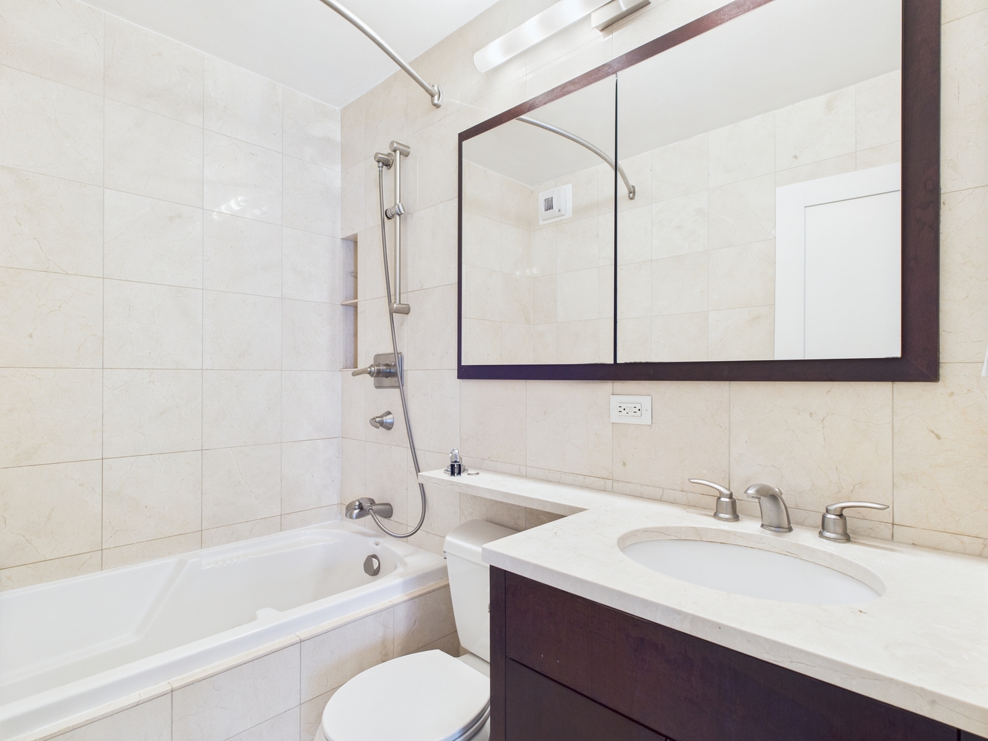 Chicago, Illinois, 60610, United States, 3 Bedrooms Bedrooms, ,2 BathroomsBathrooms,Residential,For Sale,1939067