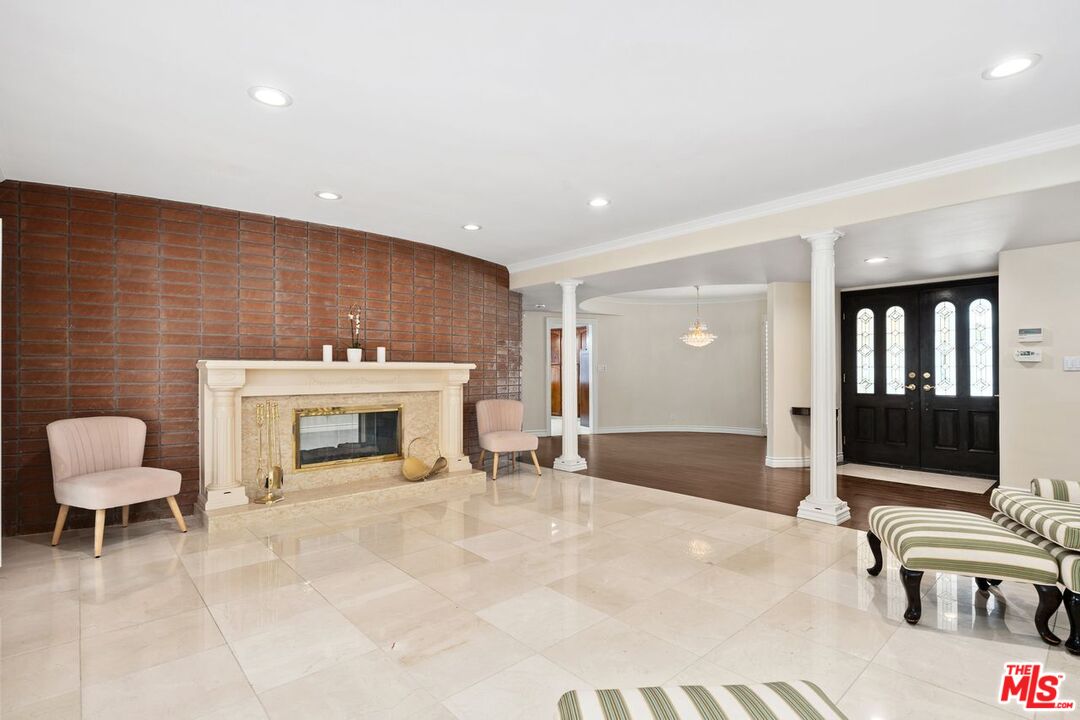 Los Angeles, California, 90056, United States, 5 Bedrooms Bedrooms, ,3 BathroomsBathrooms,Residential,For Sale,1987741