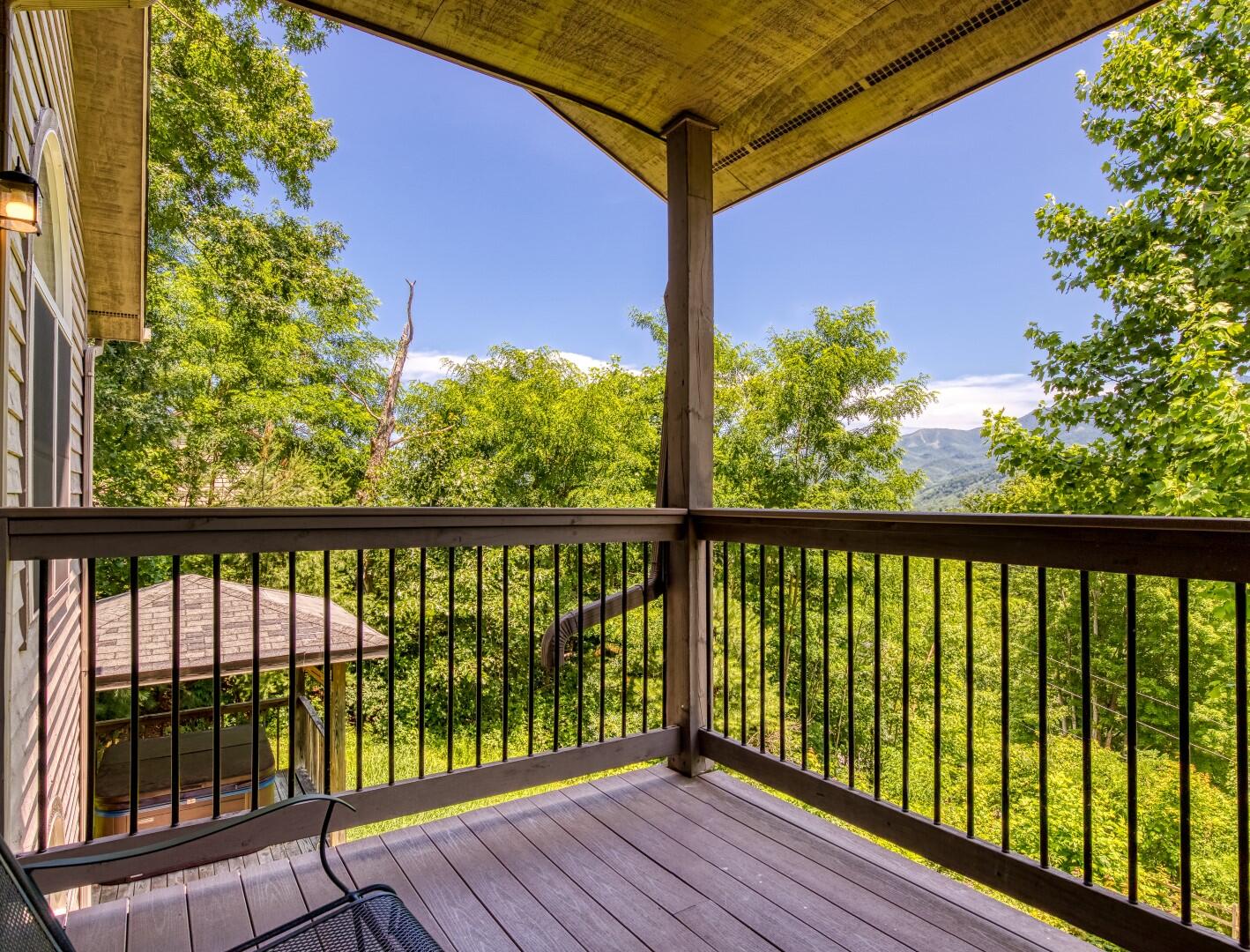 Gatlinburg, Tennessee, 37738, United States, 2 Bedrooms Bedrooms, ,3 BathroomsBathrooms,Residential,For Sale,1931589