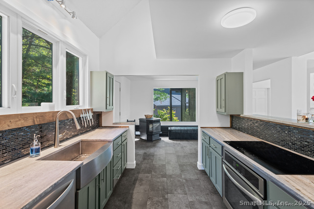 Killingly, Connecticut, 06239, United States, 2 Bedrooms Bedrooms, ,2 BathroomsBathrooms,Residential,For Sale,2000954