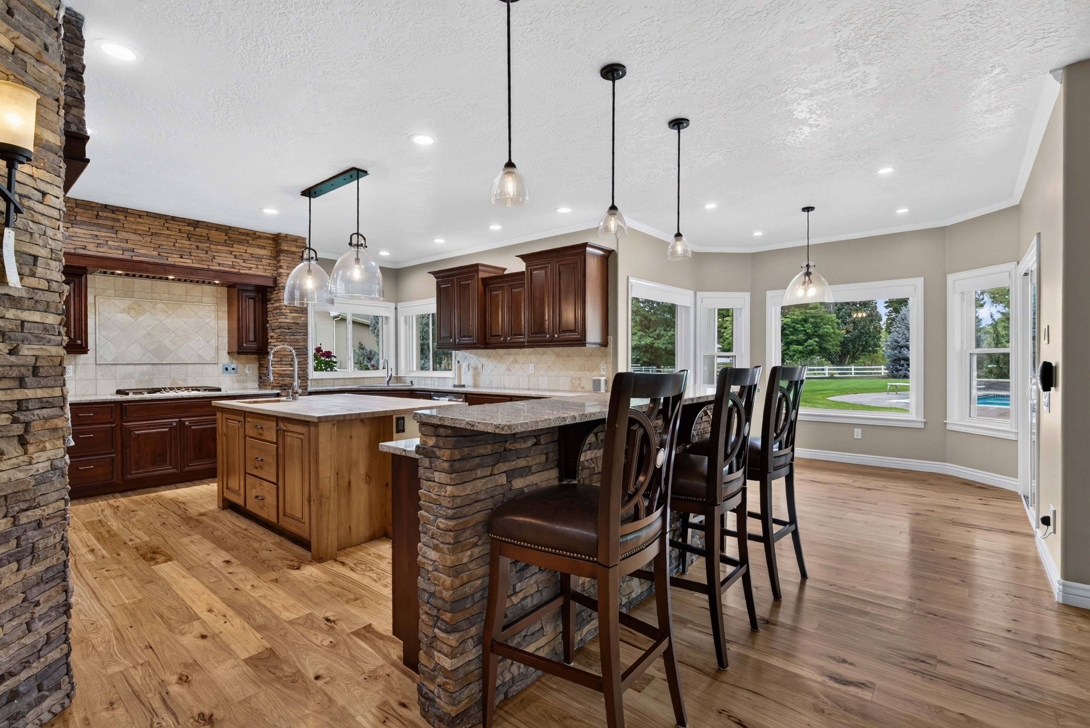 Exceptional Eagle Property - 物件實景