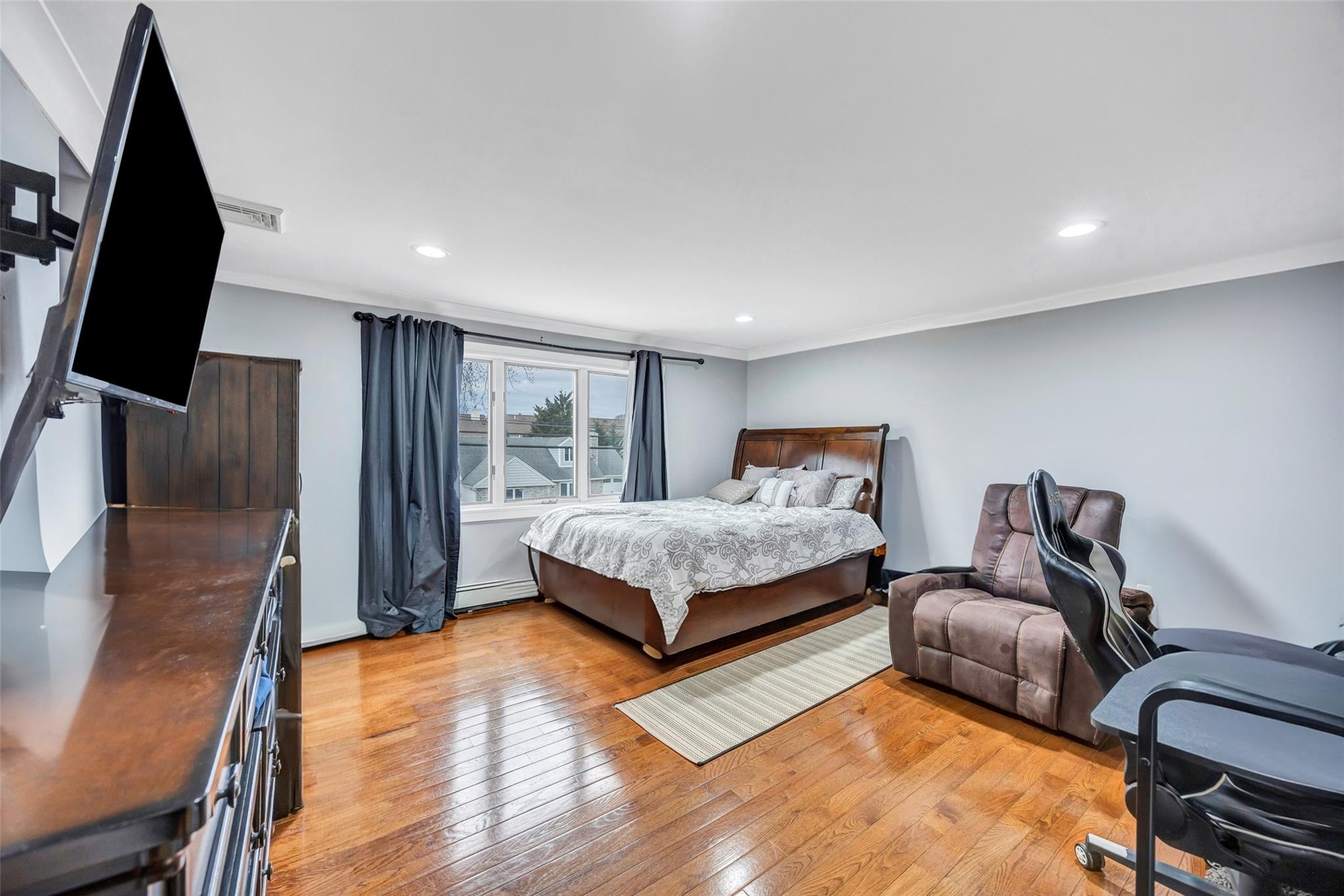 Lindenhurst, New York, 11757, United States, 5 Bedrooms Bedrooms, ,3 BathroomsBathrooms,Residential,For Sale,1707777