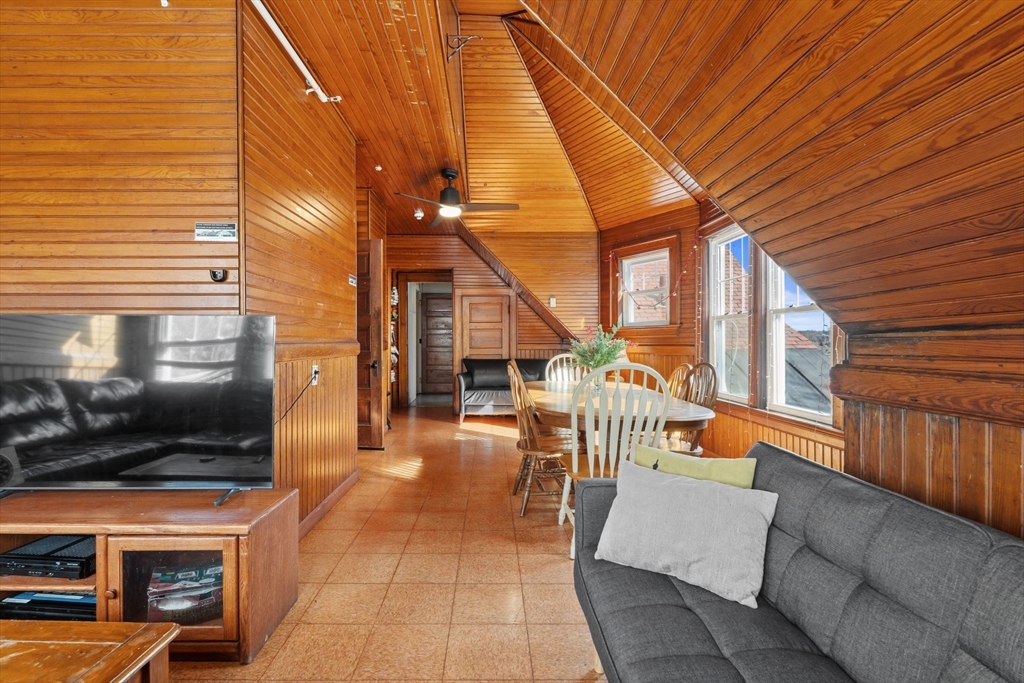 Worcester, Massachusetts, 01610, United States, 17 Bedrooms Bedrooms, ,4 BathroomsBathrooms,Residential,For Sale,1994220