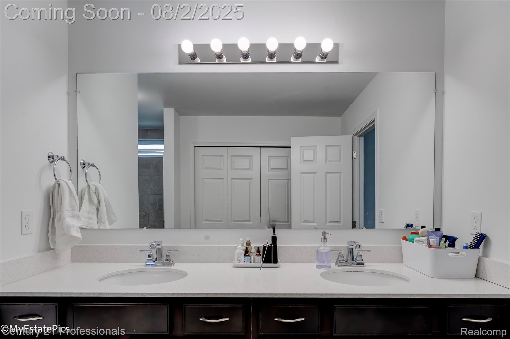 SouthLyon, Michigan, 48178, United States, 4 Bedrooms Bedrooms, ,3 BathroomsBathrooms,Residential,For Sale,1904843