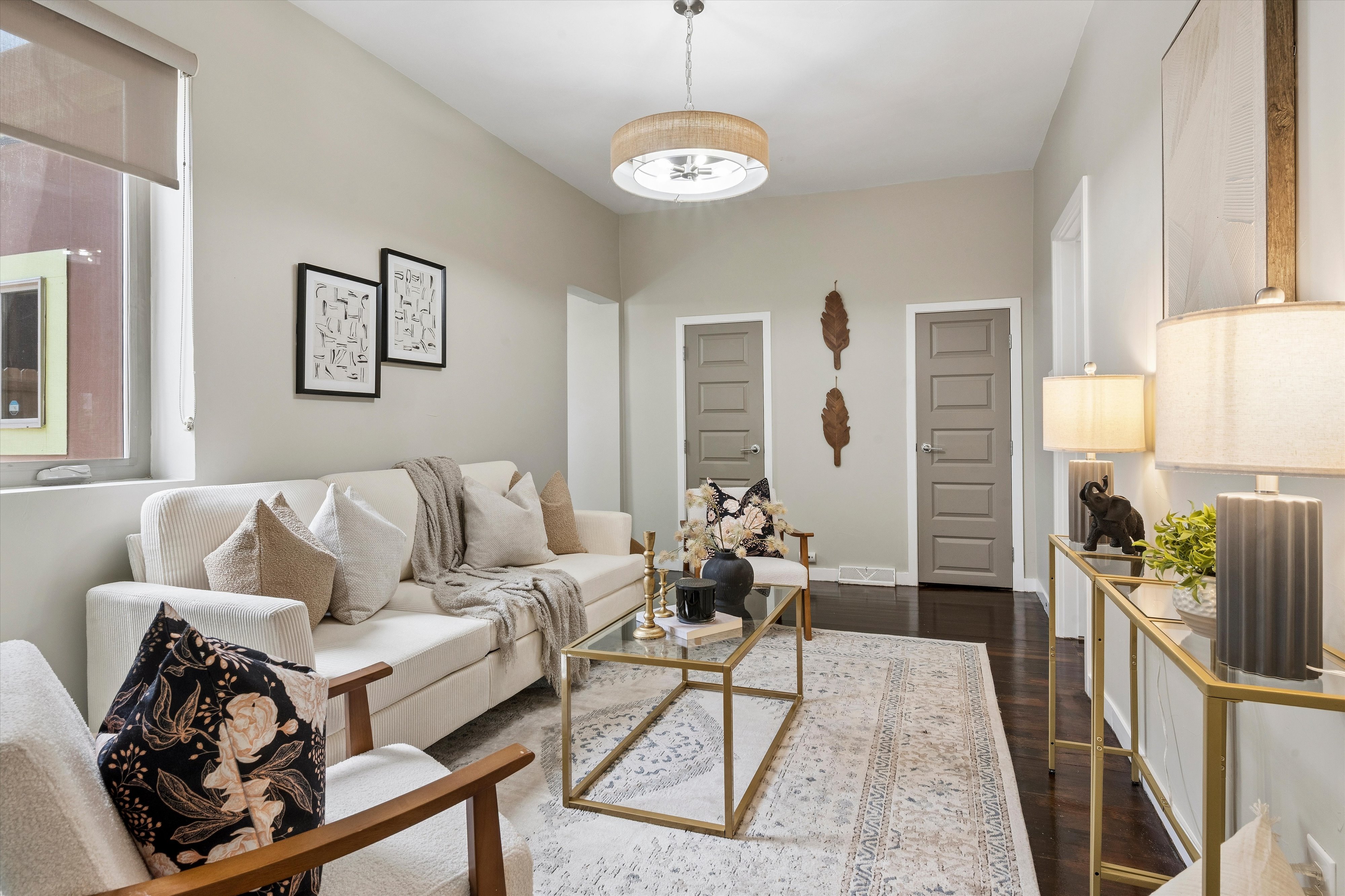  Beautifully updated residence, timeless architectural character & modern comfort - 物件實景