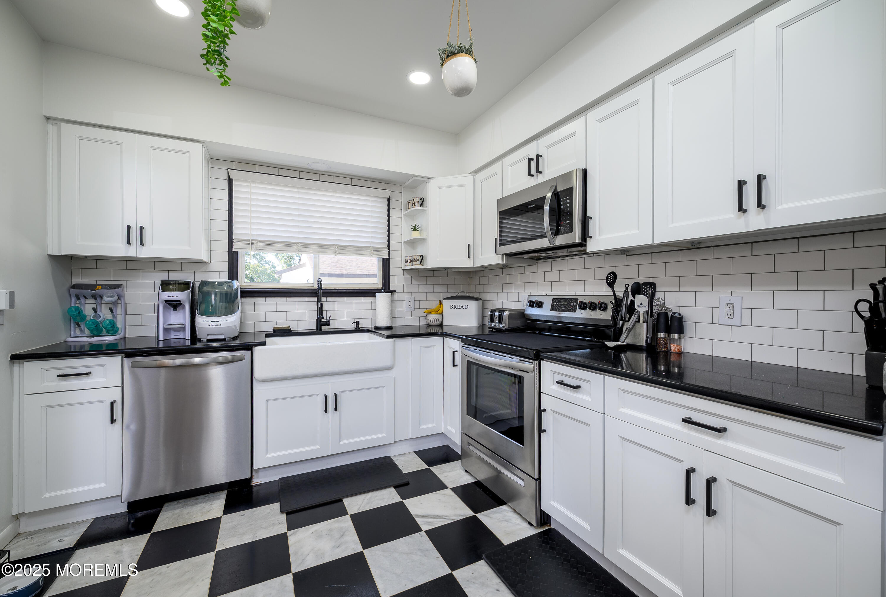 Red Bank, New Jersey, 07701, United States, 2 Bedrooms Bedrooms, ,3 BathroomsBathrooms,Residential,For Sale,1970602