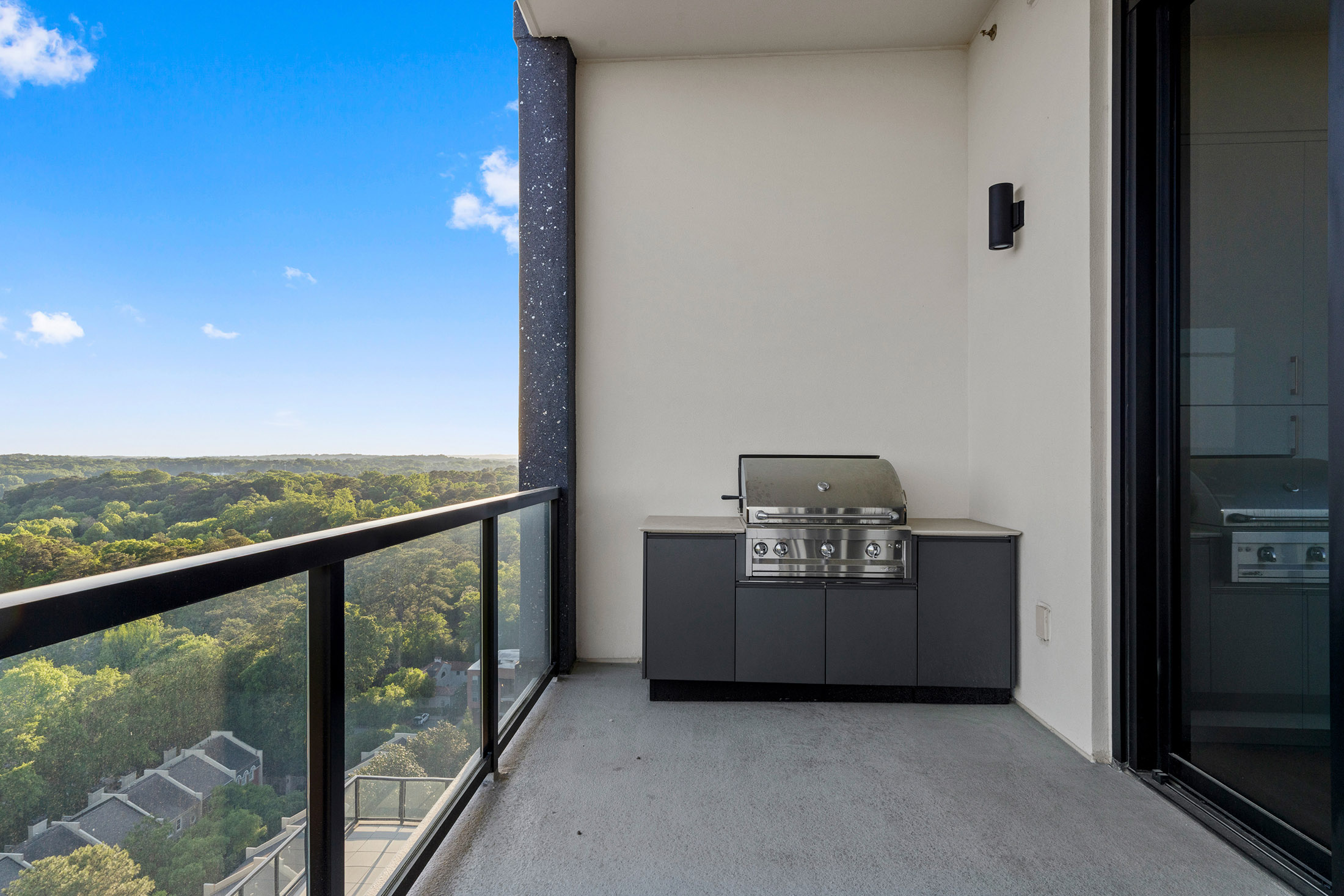  Stunning 17th Floor Corner Unit with Architectural Upgrades - 物件實景