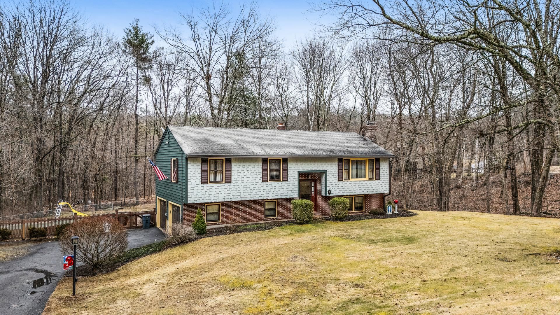 Derry, New Hampshire, 03038, United States, 3 Bedrooms Bedrooms, ,2 BathroomsBathrooms,Residential,For Sale,1935840