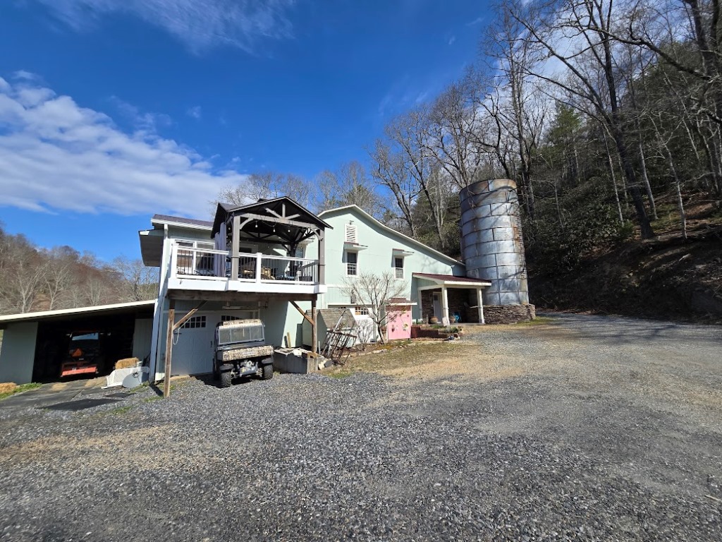 Lansing, North Carolina, 28643, United States, 2 Bedrooms Bedrooms, ,4 BathroomsBathrooms,Residential,For Sale,1914214