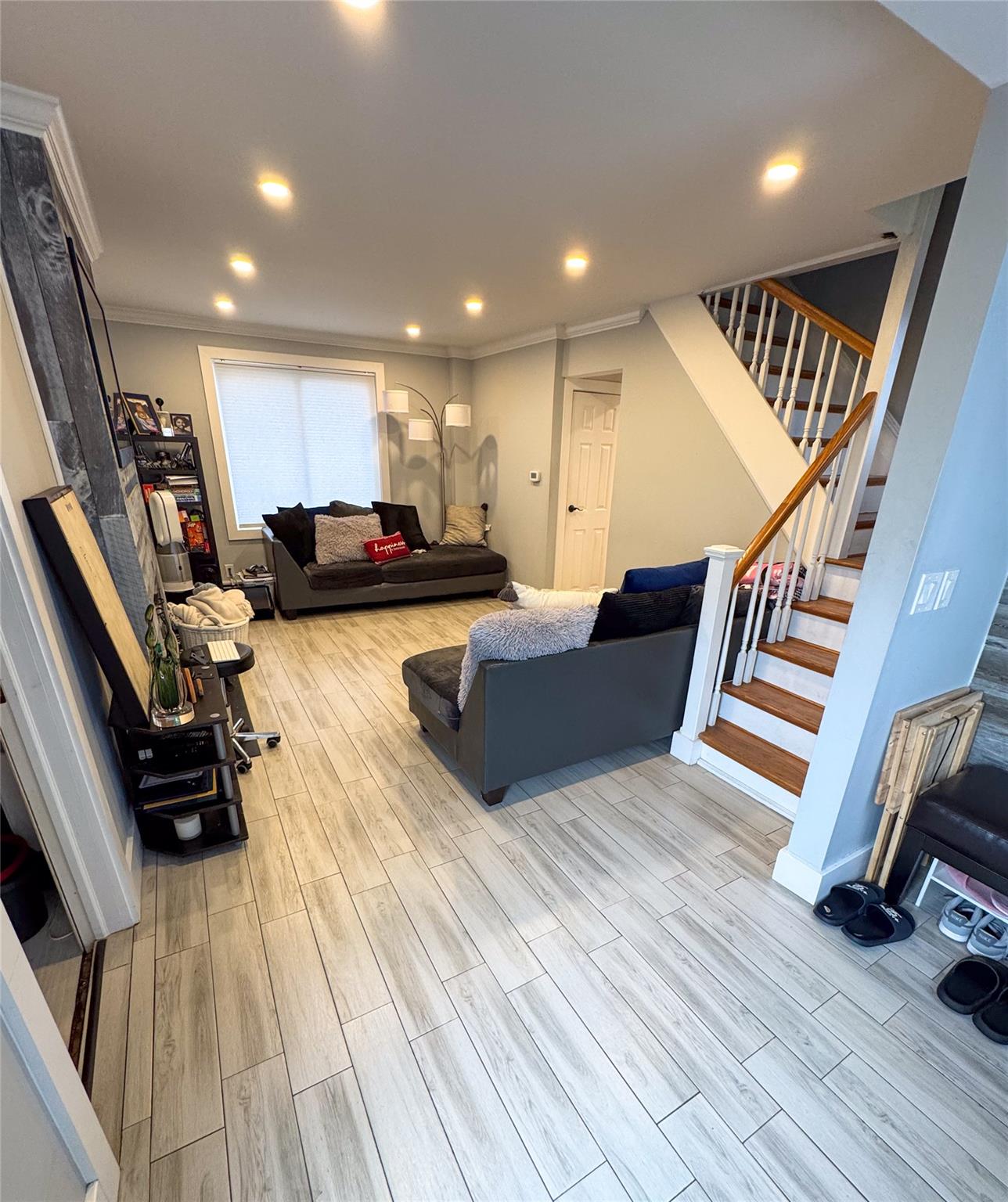 Lindenhurst, New York, 11757, United States, 3 Bedrooms Bedrooms, ,2 BathroomsBathrooms,Residential,For Sale,1921759