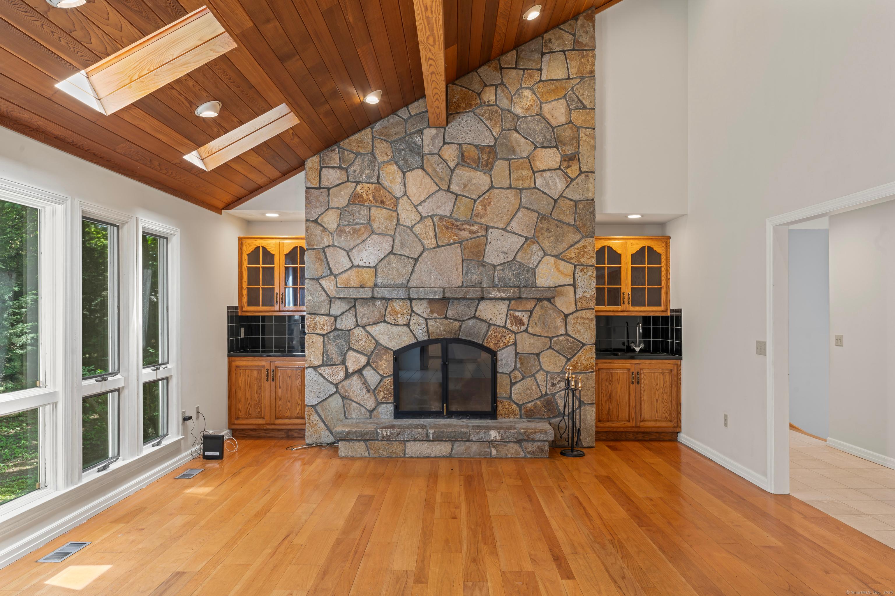 Stamford, Connecticut, 06903, United States, 4 Bedrooms Bedrooms, ,5 BathroomsBathrooms,Residential,For Sale,1923420