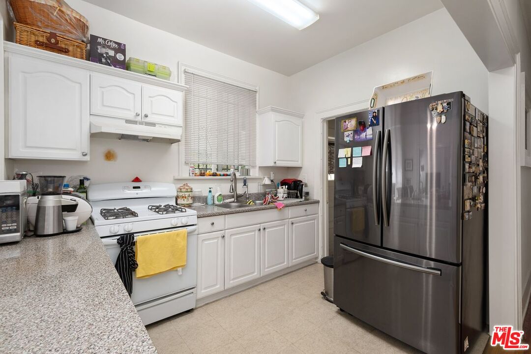 Los Angeles, California, 90019, United States, 12 Bedrooms Bedrooms, ,Residential,For Sale,1885364