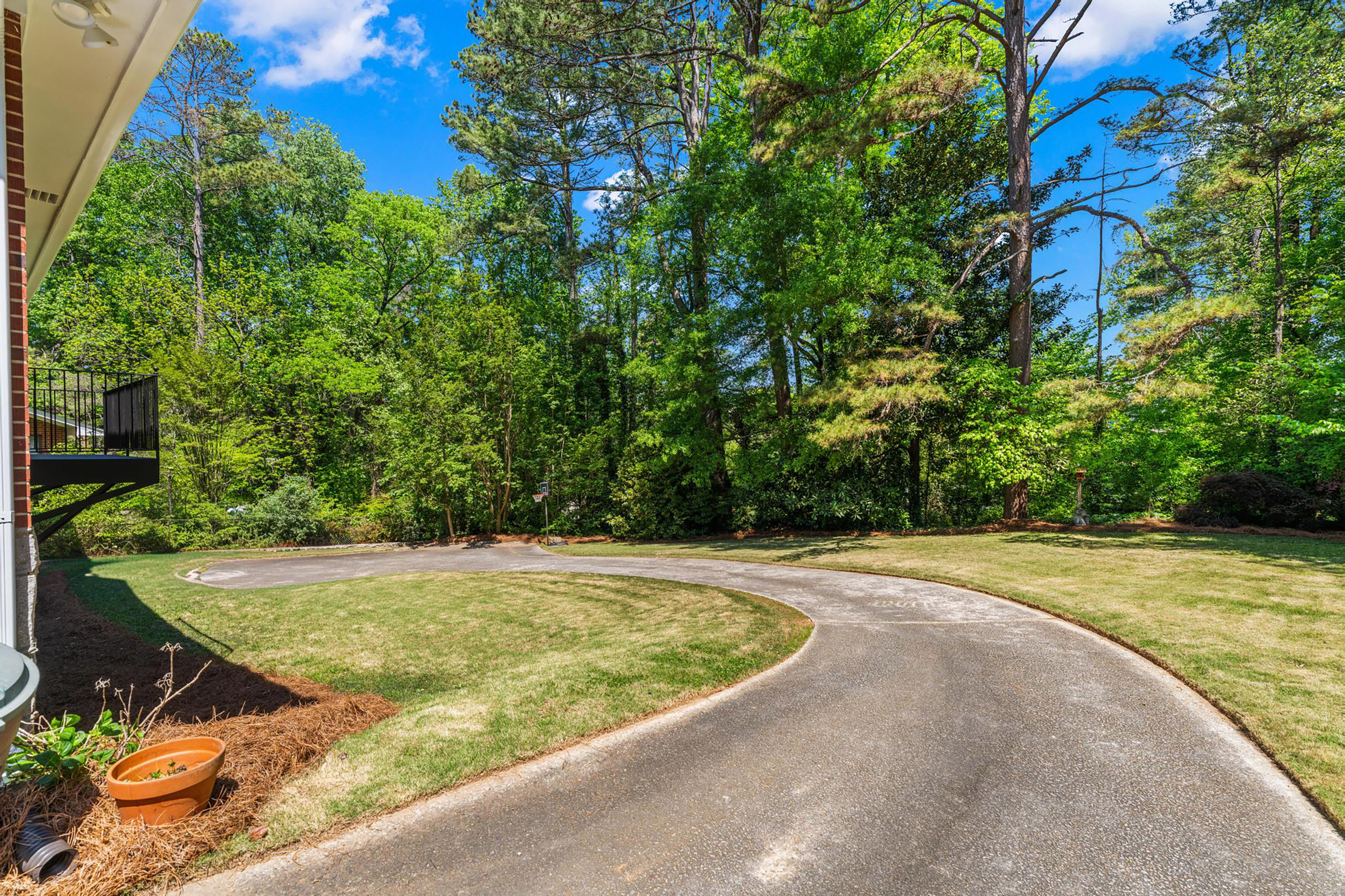  Lovely Ranch Home with Striking Curb Appeal and Modern Updates - 物件實景
