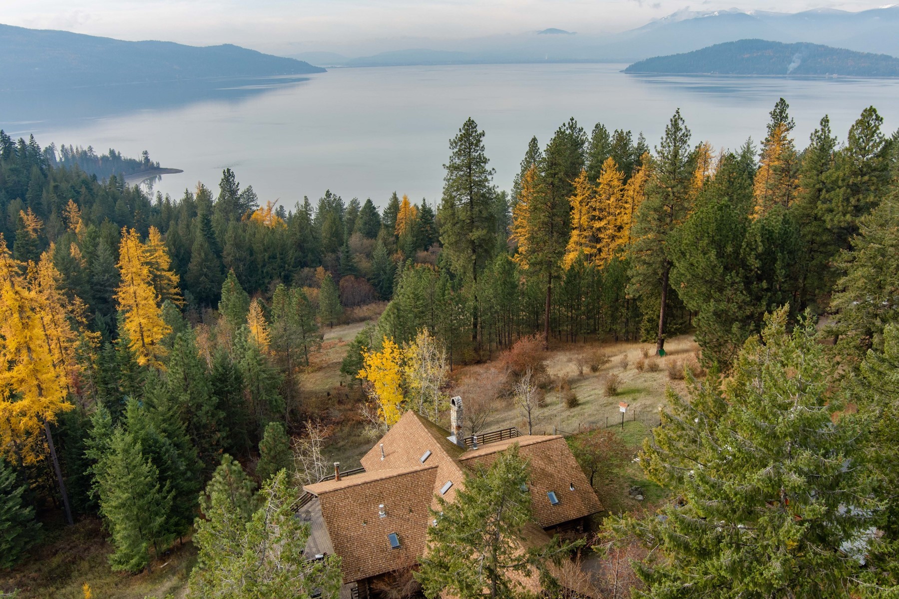  Logs Above The Lake - 物件實景