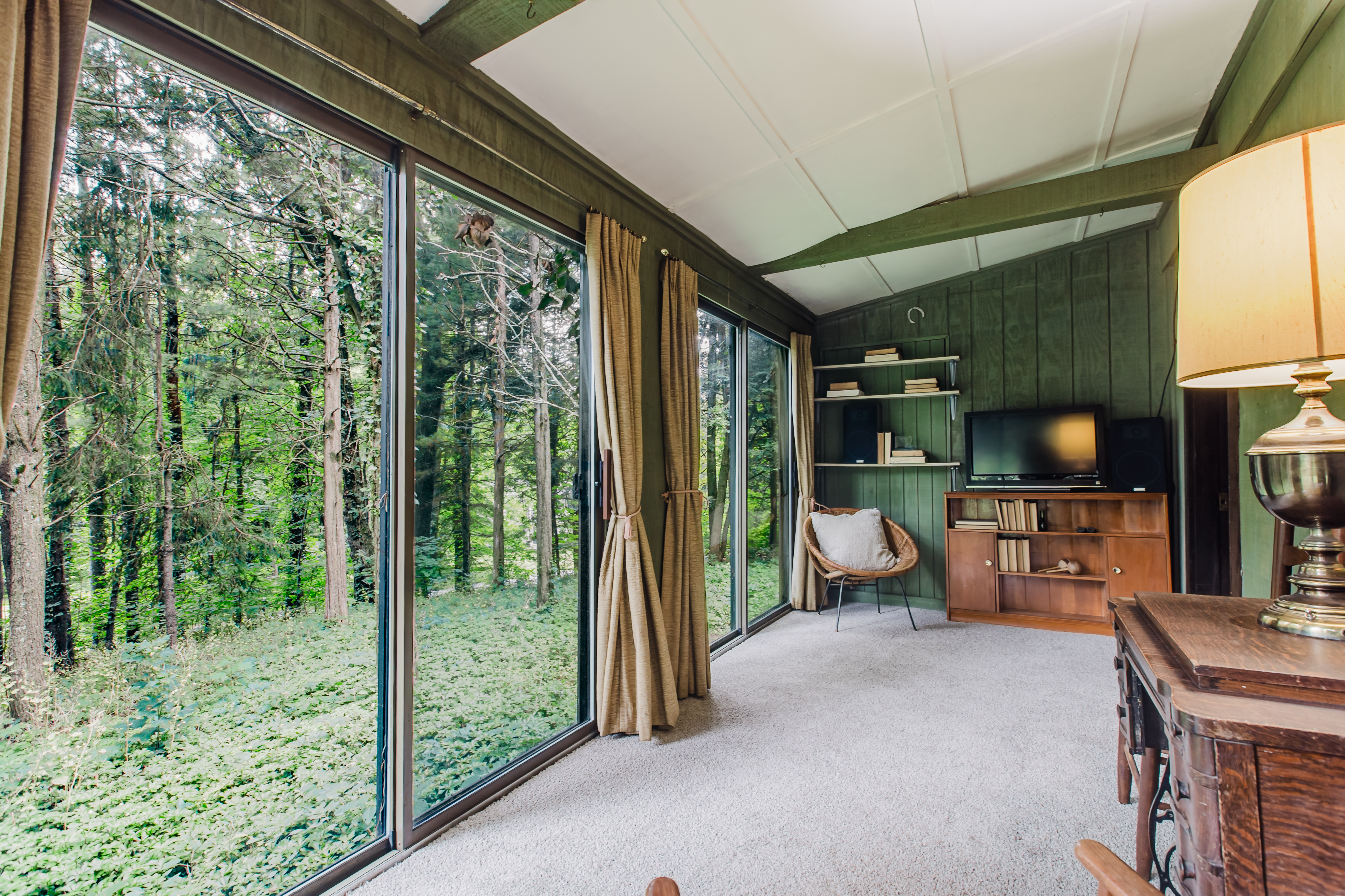  Five Bedroom Home Tucked Away  at the End of a Private Road - 物件實景
