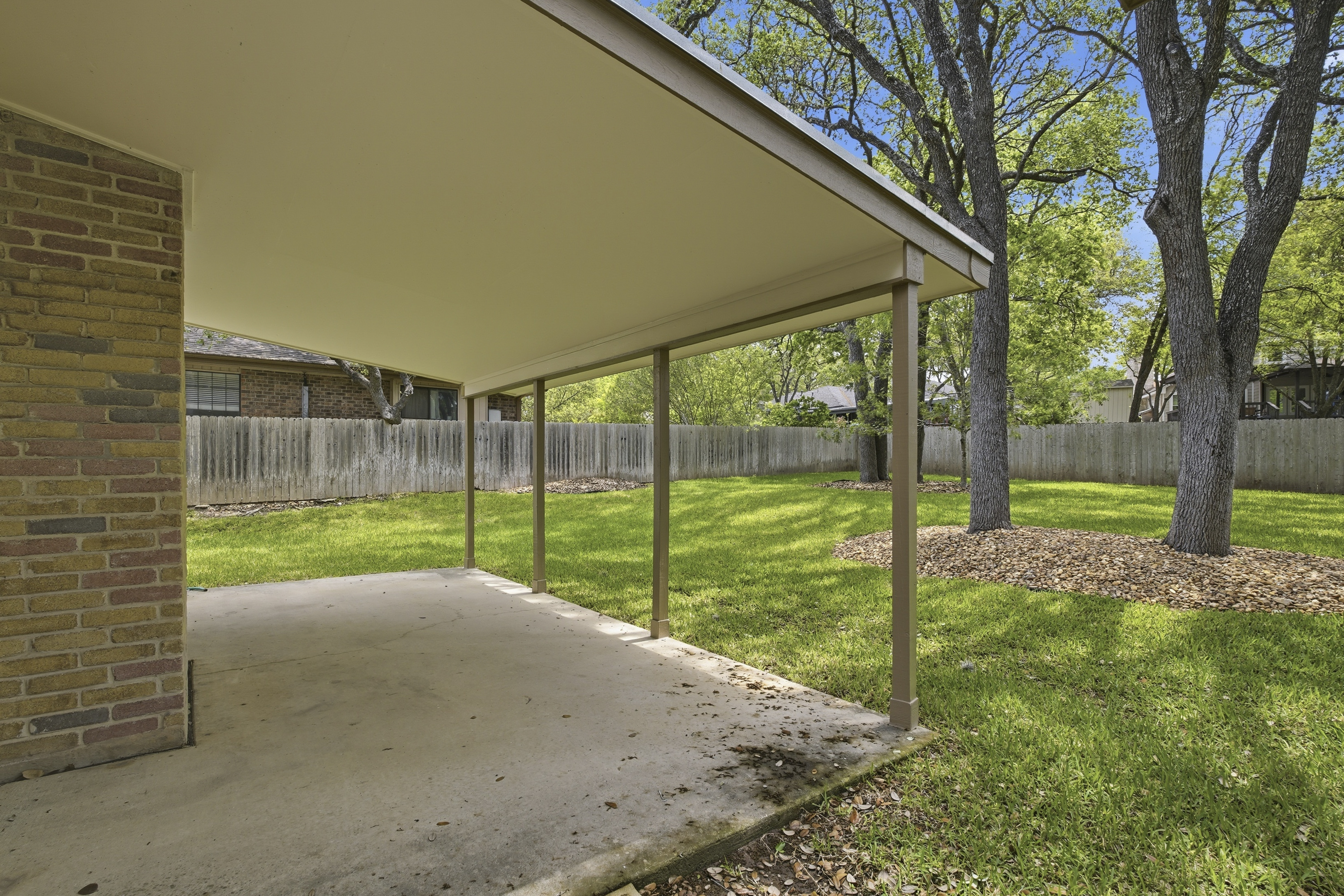  Custom Home with Private Backyard Oasis - 物件實景