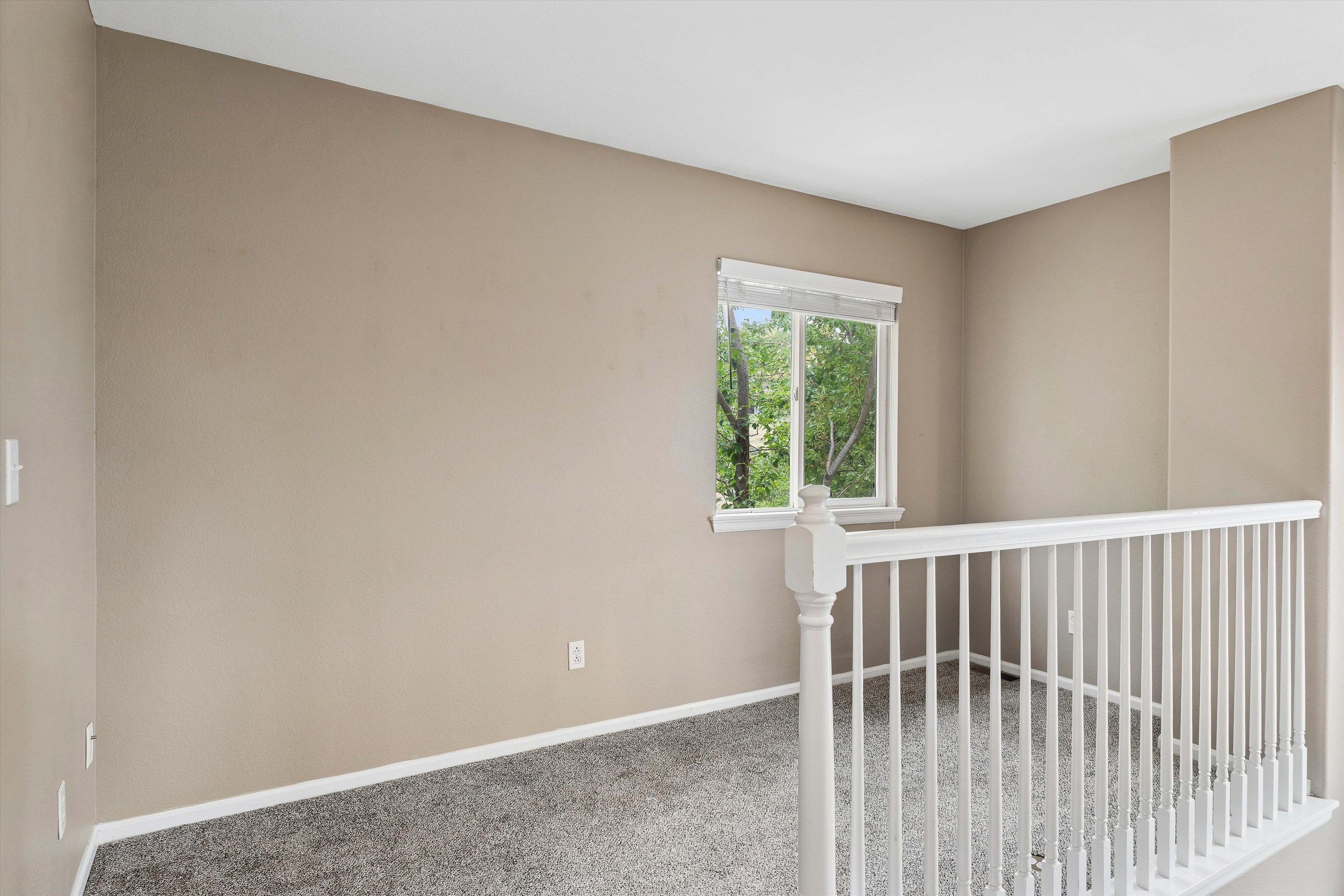  Beautifully maintained three-level townhome - 物件實景