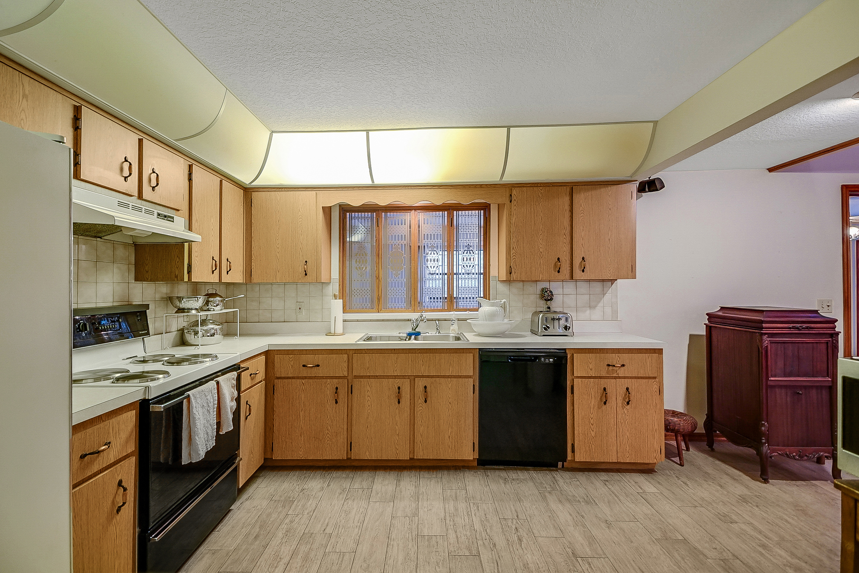 Lady Lake, Florida, 32159, United States, 4 Bedrooms Bedrooms, ,2 BathroomsBathrooms,Residential,For Sale,1873535