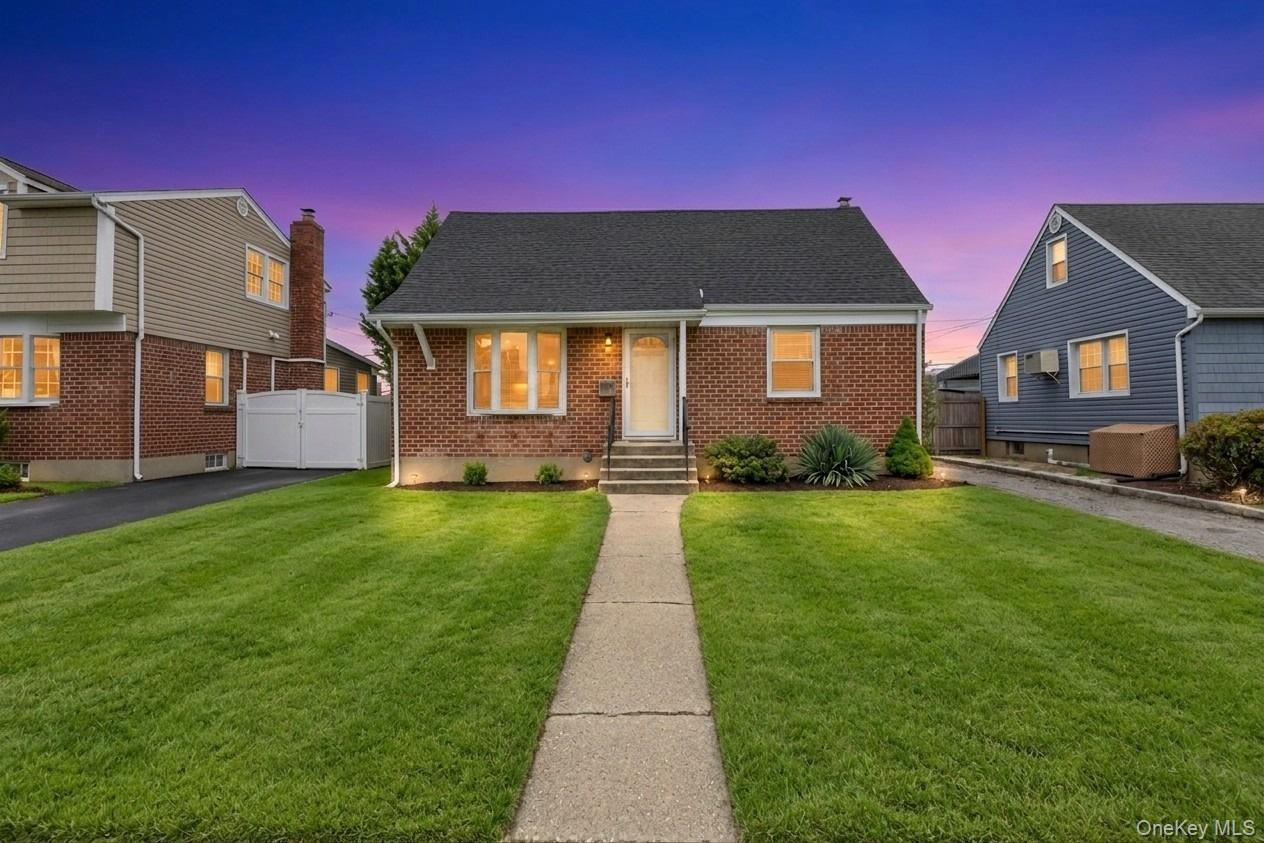 Mcalester Ave, Hicksville, NY 11801