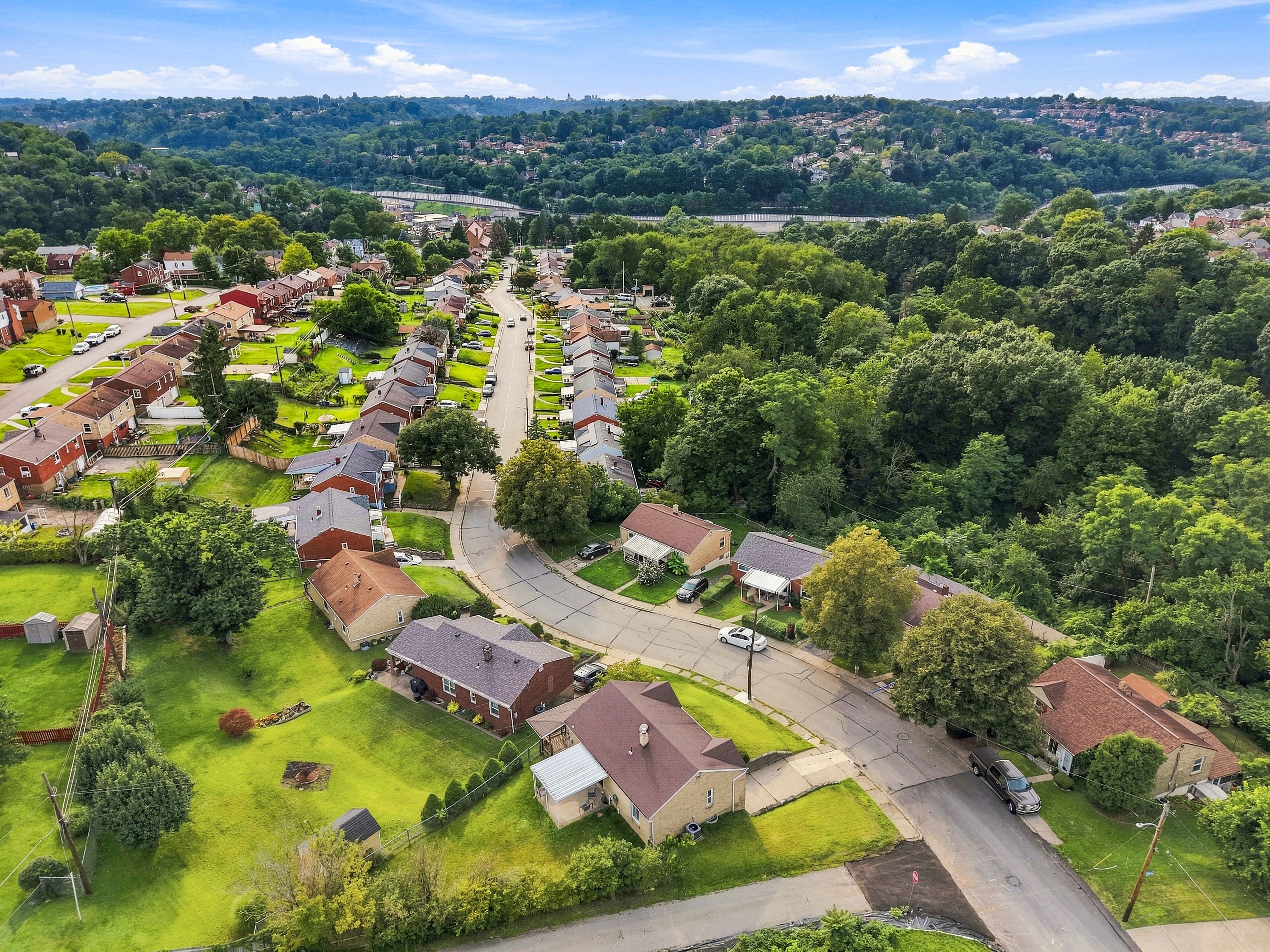  501 Sunnyland Avenue, Pittsburgh, PA 15227 - 物件實景