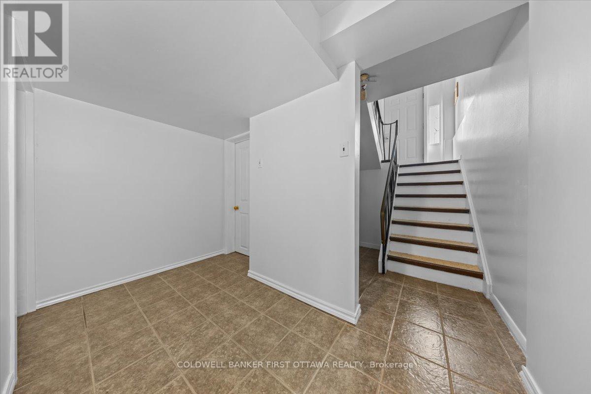 Ottawa, Ontario, K2B 6B9, CA, 7 Bedrooms Bedrooms, ,3 BathroomsBathrooms,Residential,For Sale,1903651