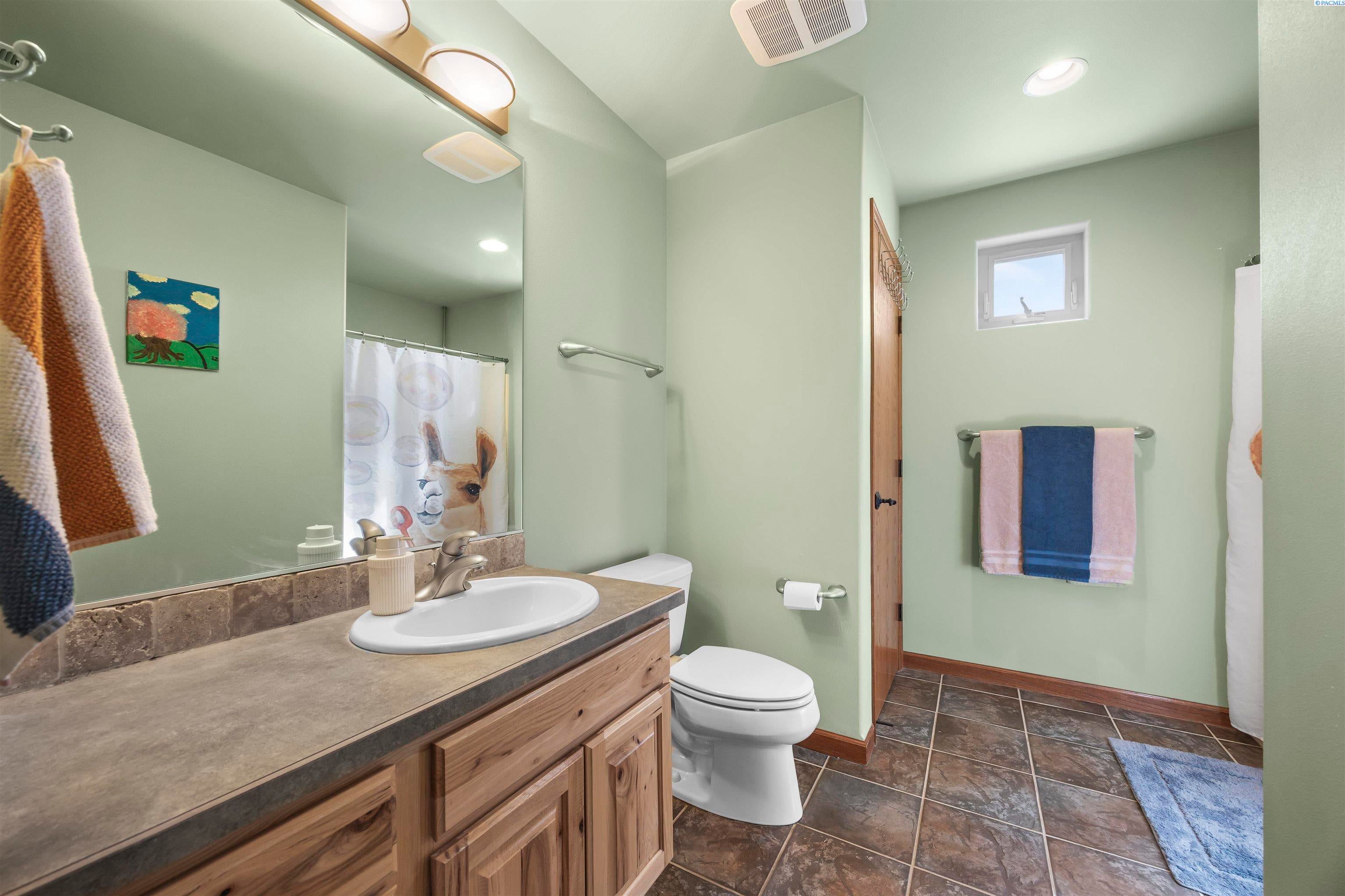 West Richland, Washington, 99353, United States, 4 Bedrooms Bedrooms, ,4 BathroomsBathrooms,Residential,For Sale,2031240