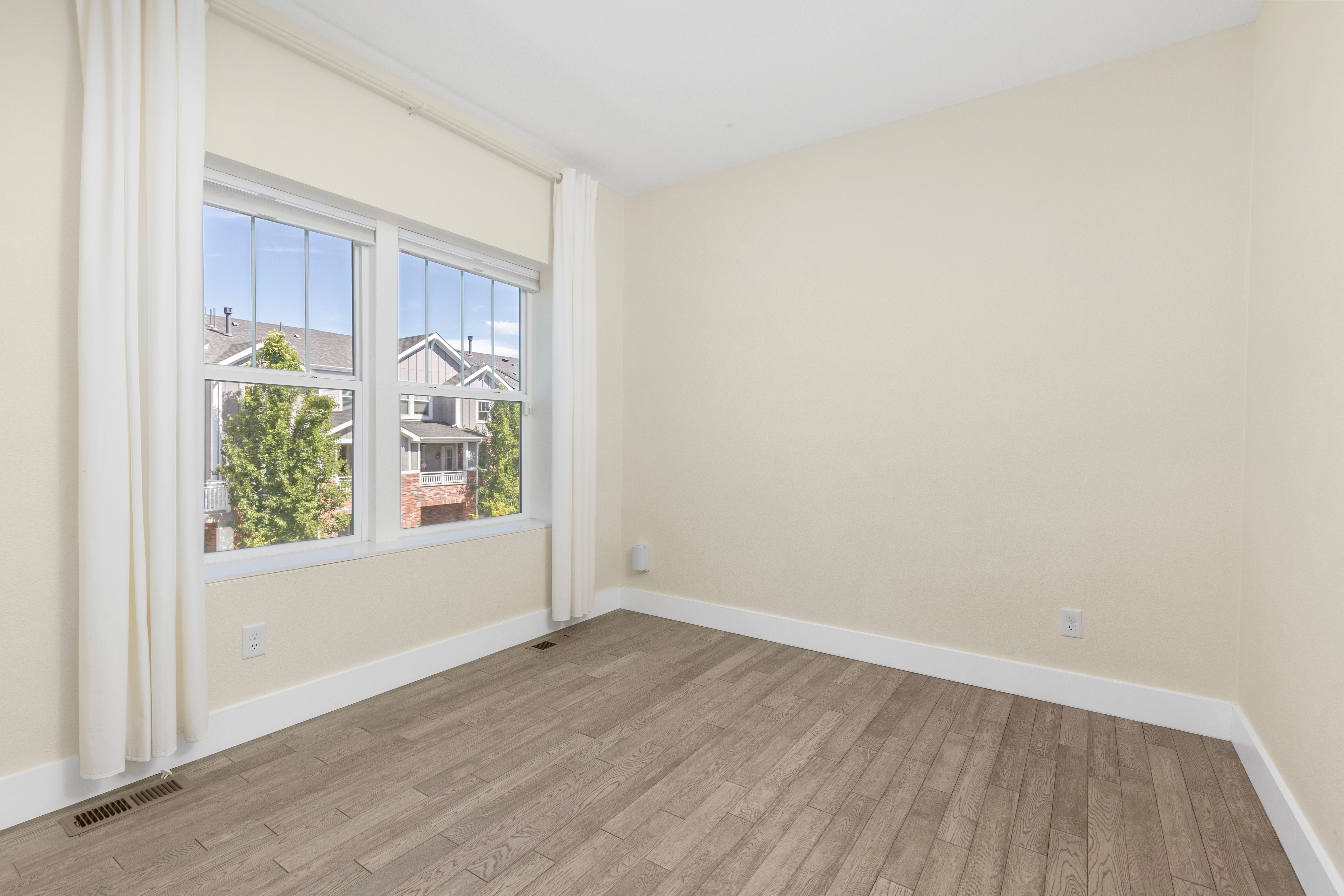  Stunning, Meticulously Cared-For Residence in Coveted Hyland Village Community - 物件實景