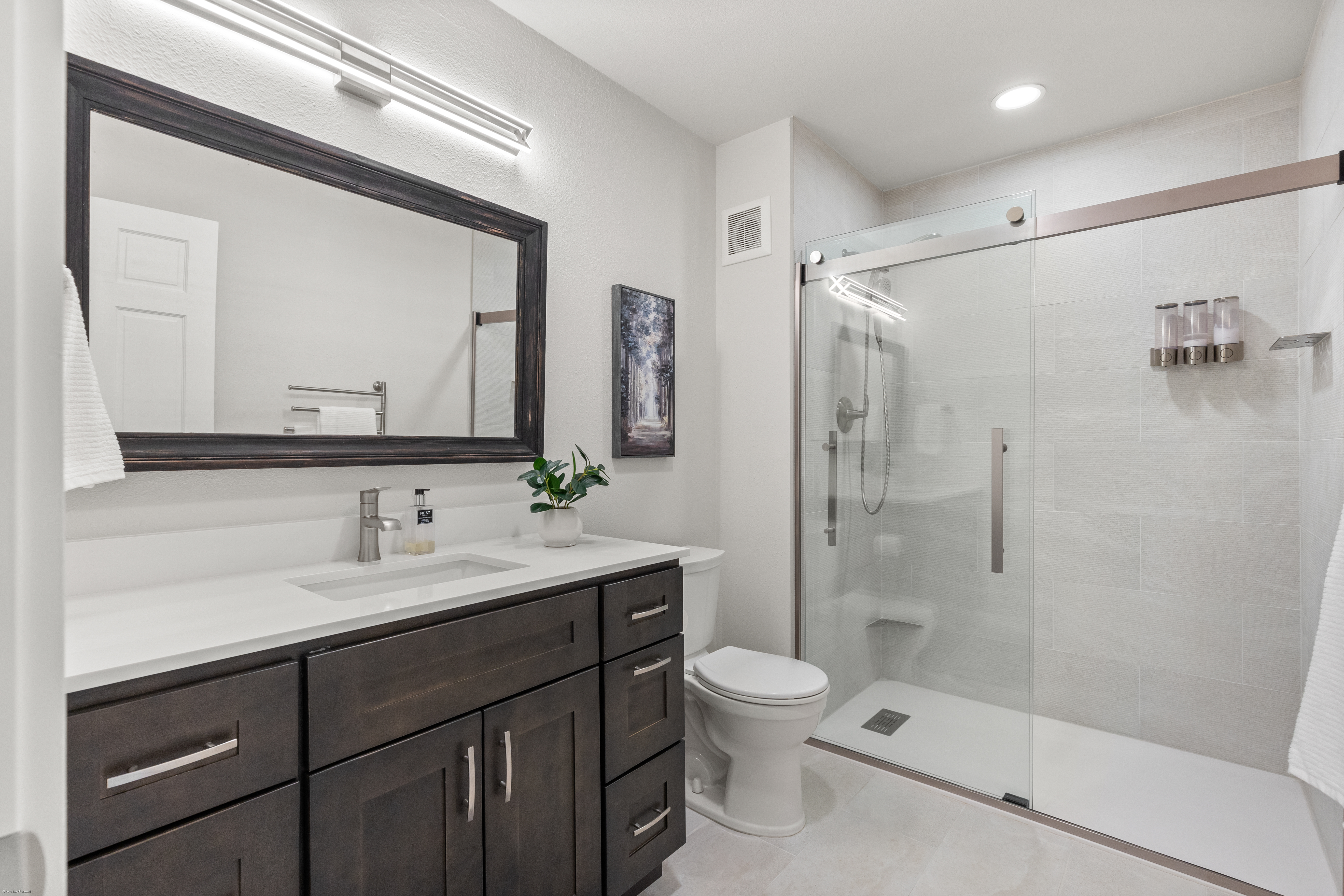  Extensively Renovated Main-Level Living - 物件實景