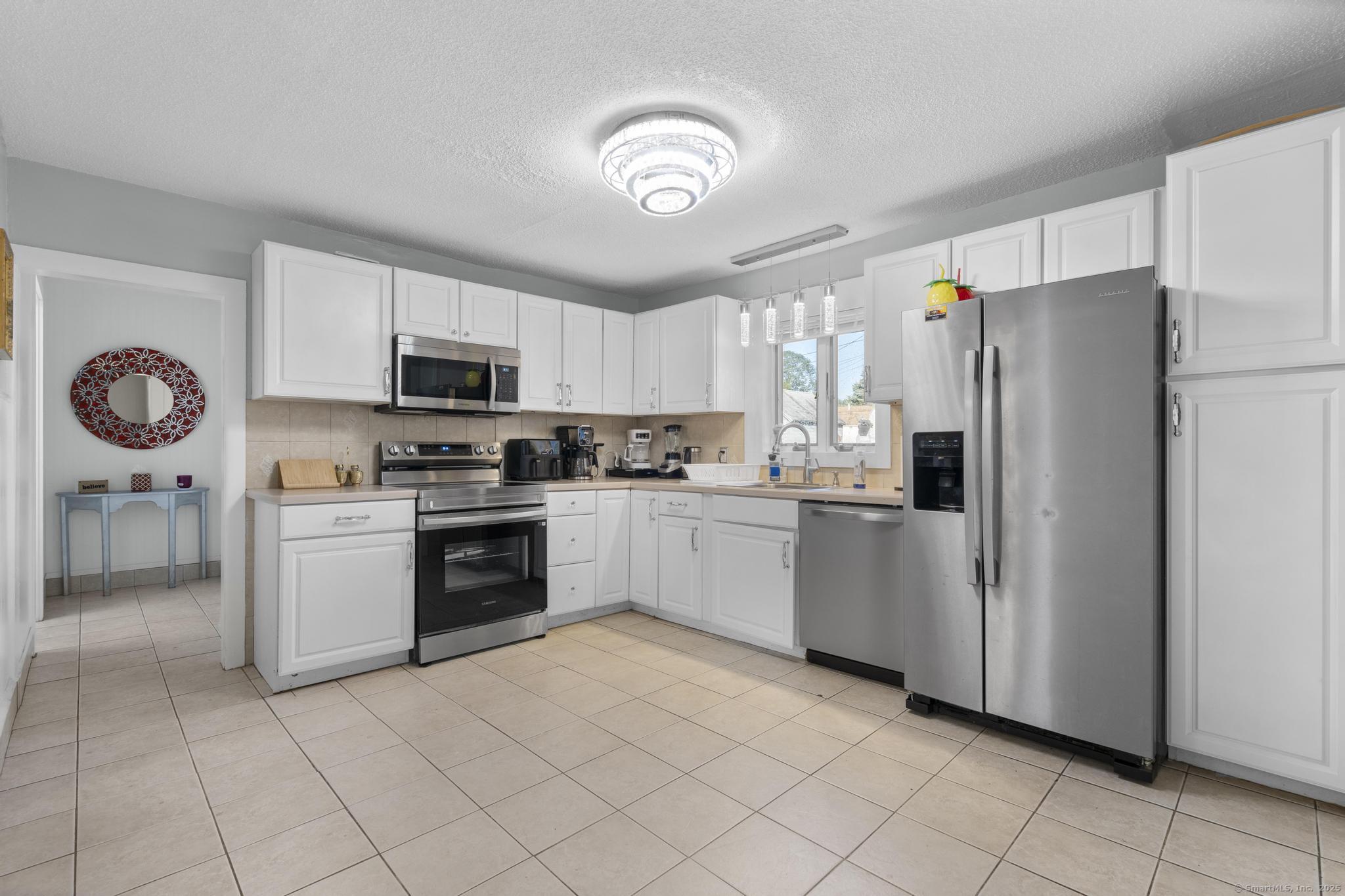 Milford, Connecticut, 06460, United States, 3 Bedrooms Bedrooms, ,2 BathroomsBathrooms,Residential,For Sale,1942081