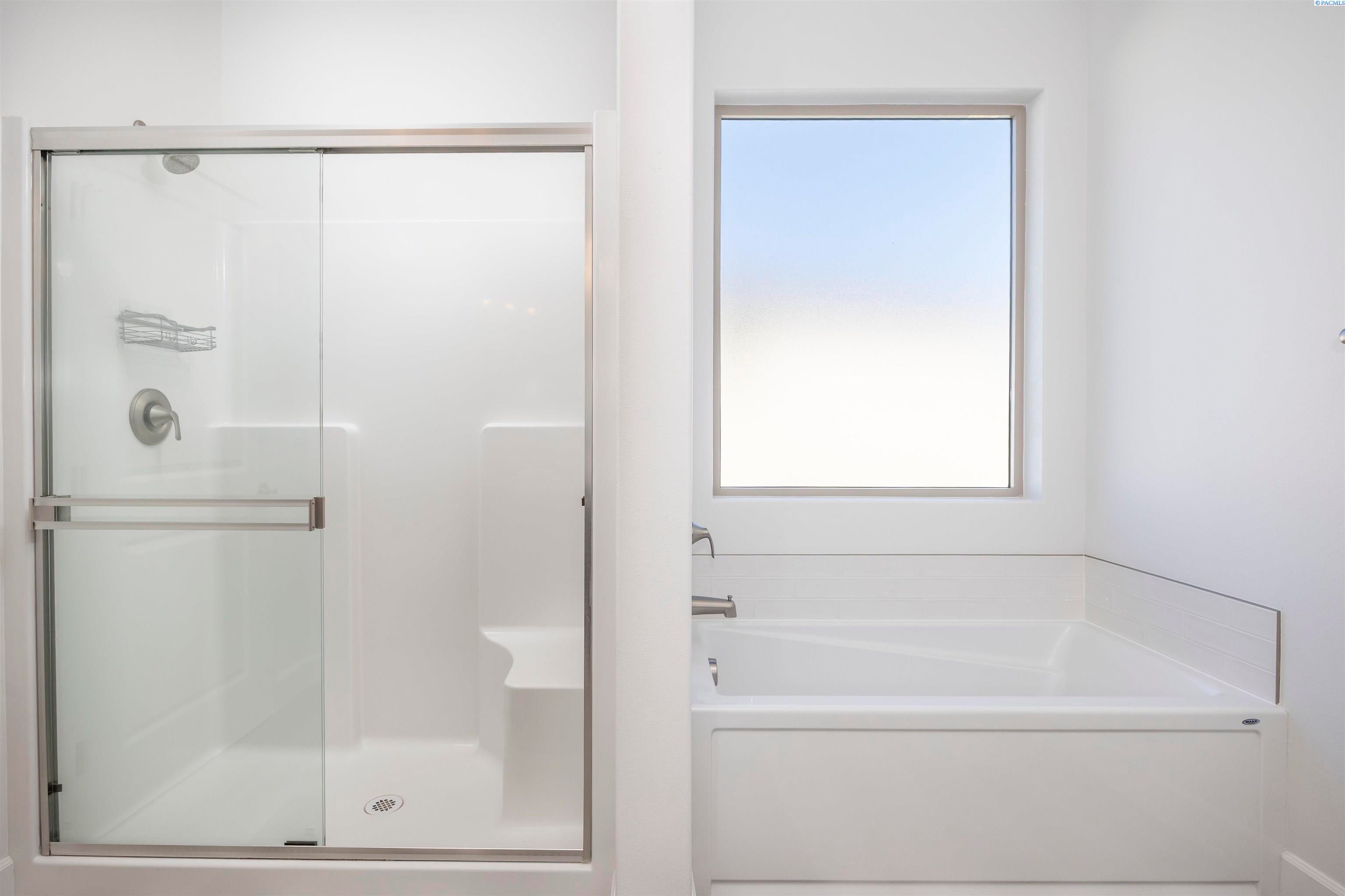 Pasco, Washington, 99301, United States, 4 Bedrooms Bedrooms, ,2 BathroomsBathrooms,Residential,For Sale,1978542