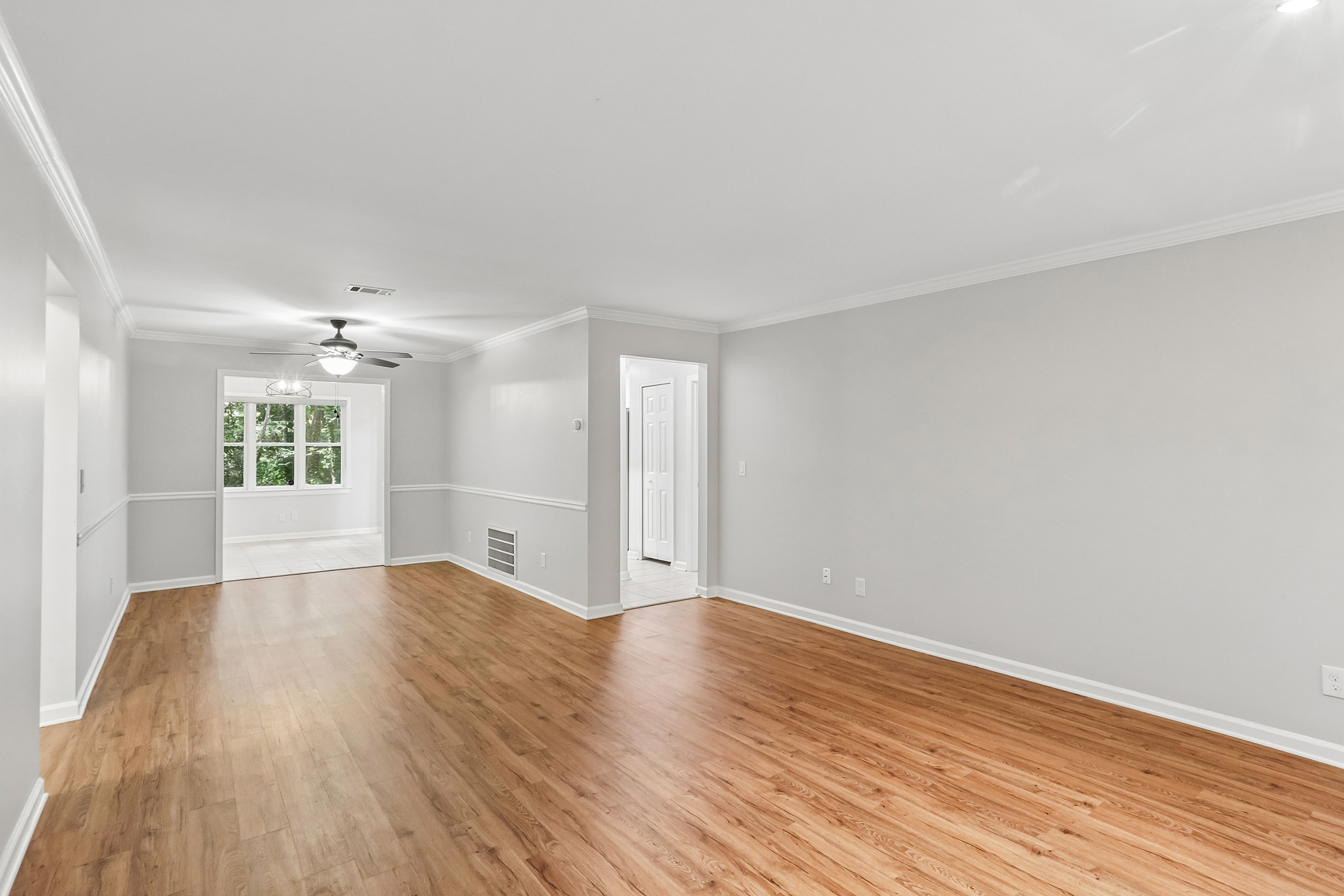  Completely Renovated Move-In Ready End Unit - 物件實景
