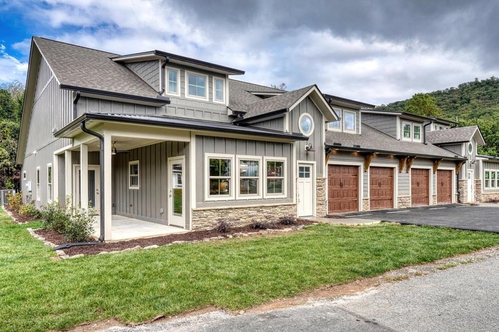 Hiawassee, Georgia, 30546, United States, 3 Bedrooms Bedrooms, ,3 BathroomsBathrooms,Residential,For Sale,1982647