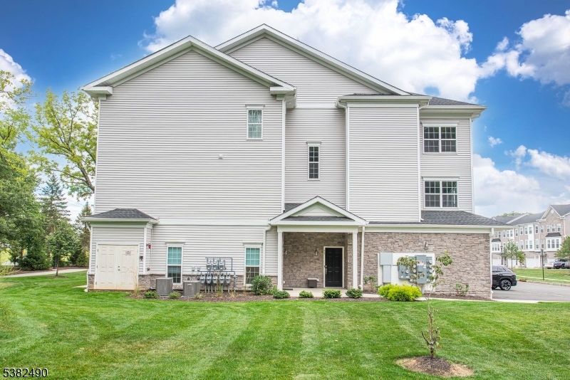 Morris Plains Boro, New Jersey, 07950, United States, 2 Bedrooms Bedrooms, ,3 BathroomsBathrooms,Residential,For Sale,1939204