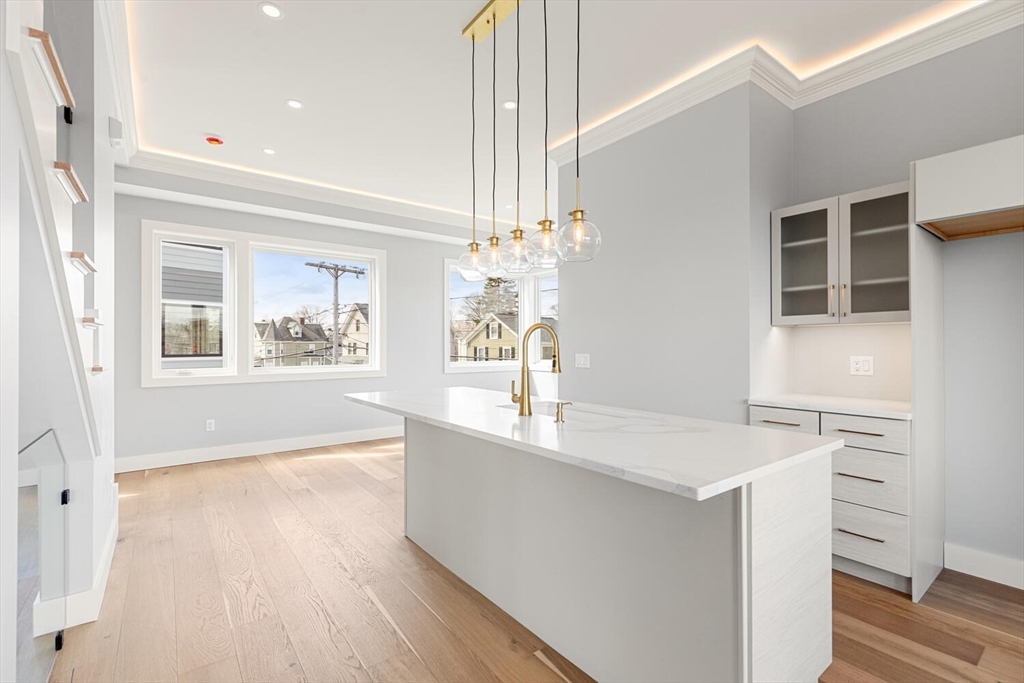 Waltham, Massachusetts, 02453, United States, 4 Bedrooms Bedrooms, ,4 BathroomsBathrooms,Residential,For Sale,1997140