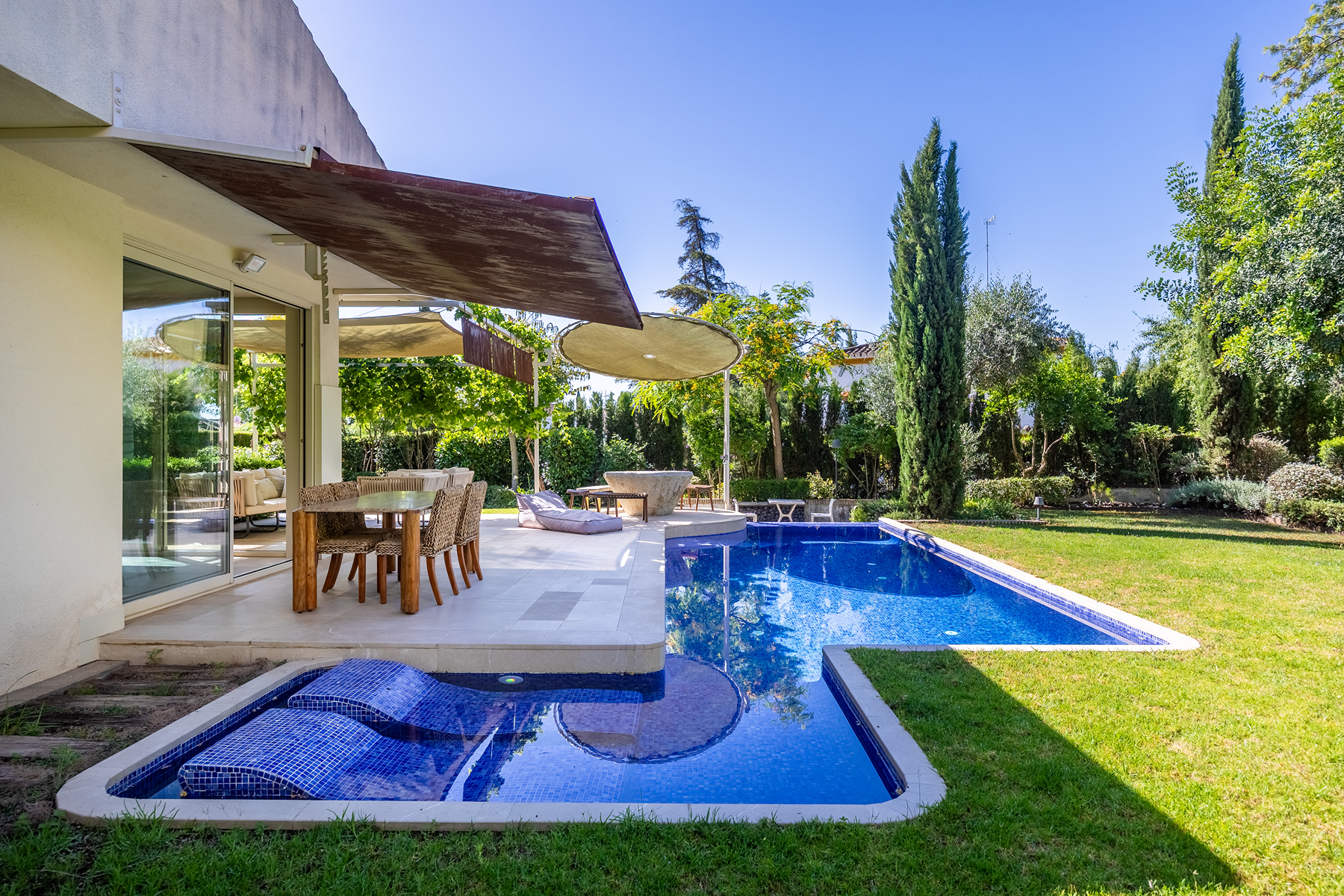  Designer detached house with pool in private development - 物件實景