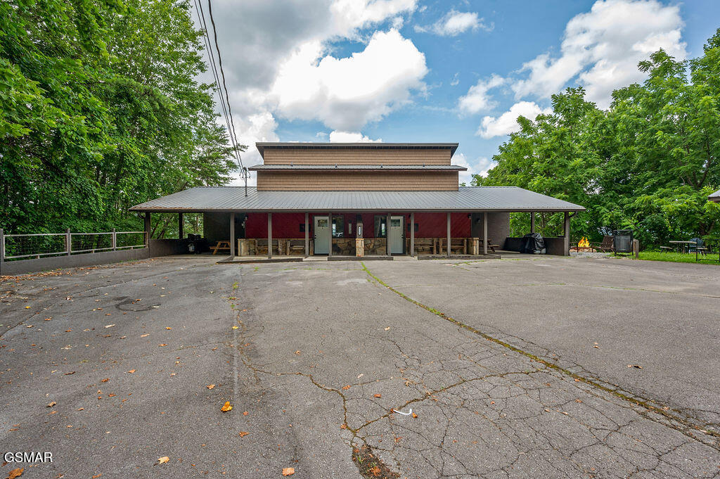 Sevierville, Tennessee, 37876, United States, 4 Bedrooms Bedrooms, ,6 BathroomsBathrooms,Residential,For Sale,2008845