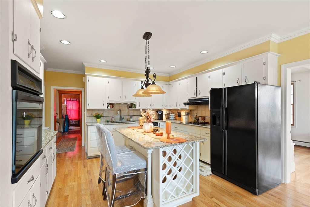 Salem, Massachusetts, 01970, United States, 3 Bedrooms Bedrooms, ,1 BathroomBathrooms,Residential,For Sale,1988229