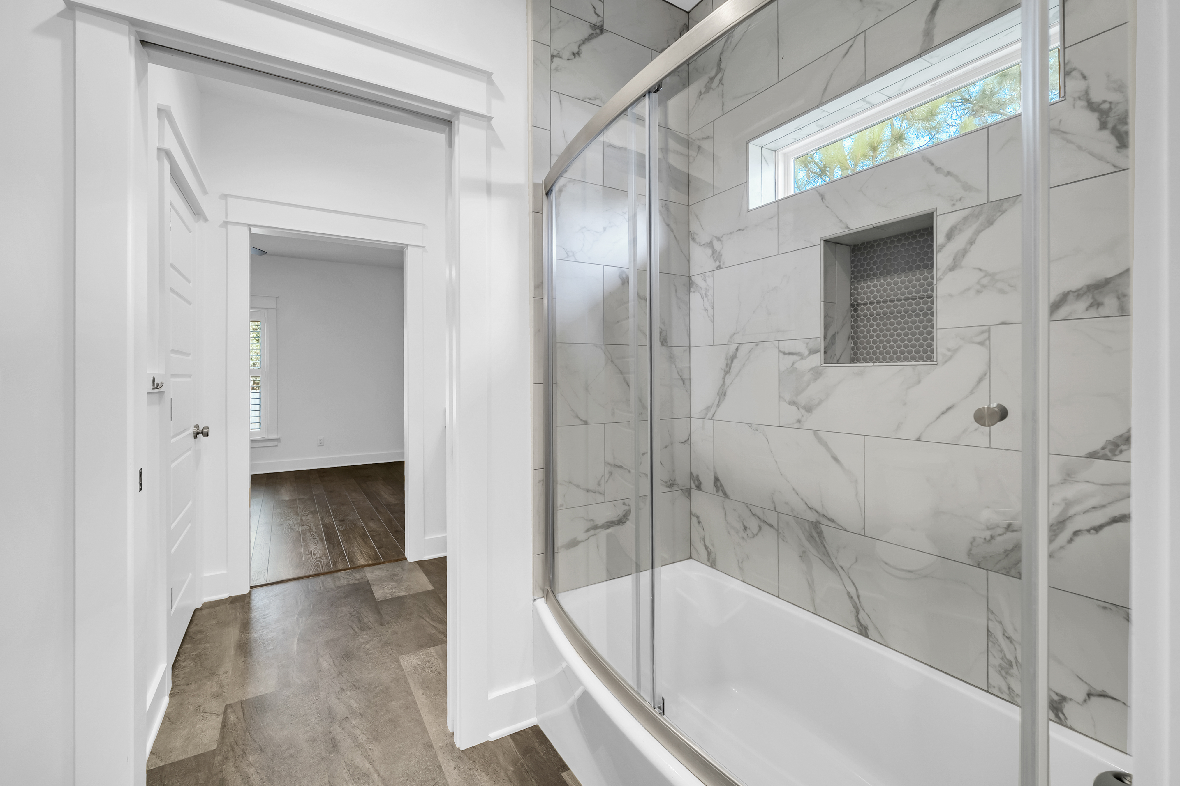  Move-In Ready Brick Home with Spacious Fenced Backyard Near the Bay - 物件實景