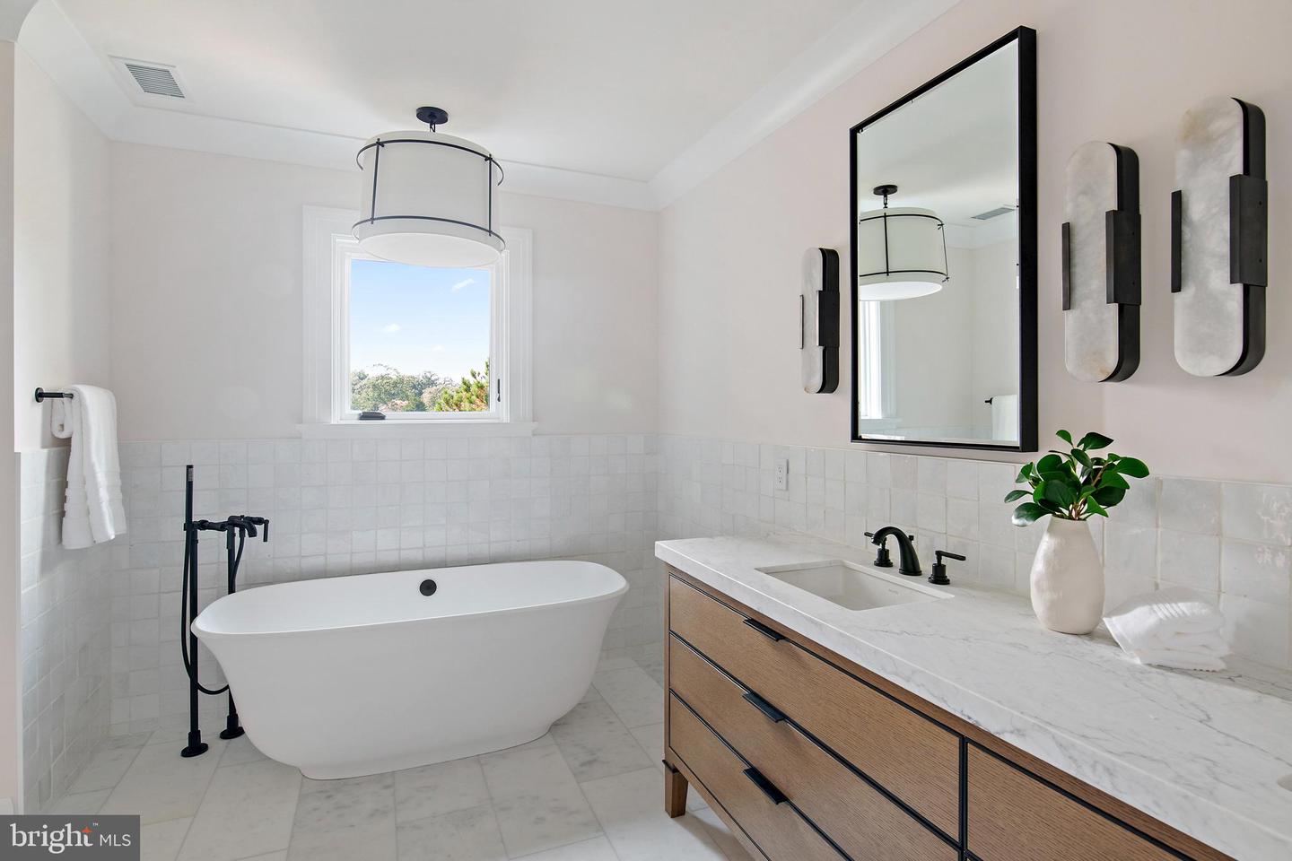 Annapolis, Maryland, 21403, United States, 4 Bedrooms Bedrooms, ,6 BathroomsBathrooms,Residential,For Sale,1940452