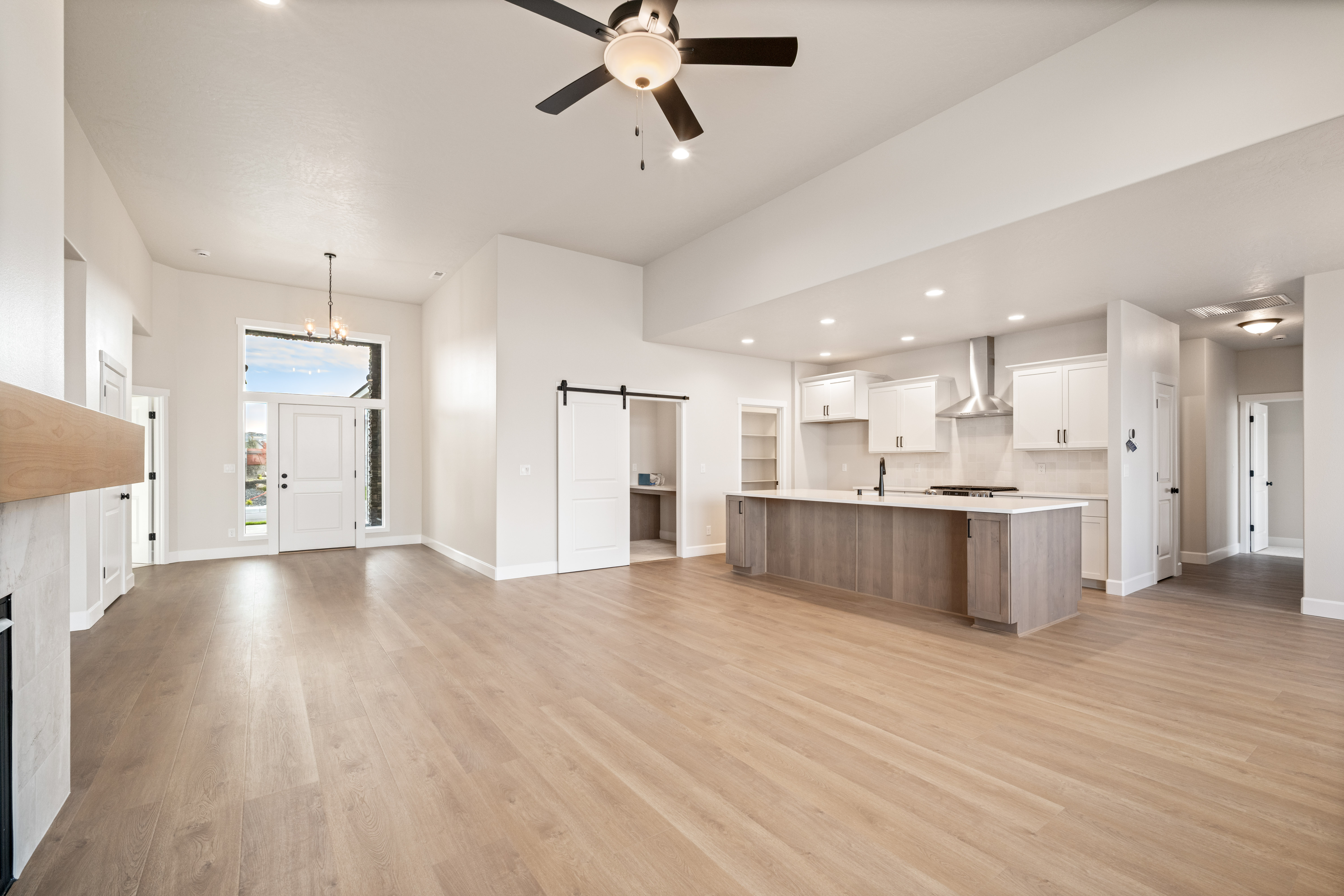  4 Beds, RV Garage & Large Pantry - 物件實景