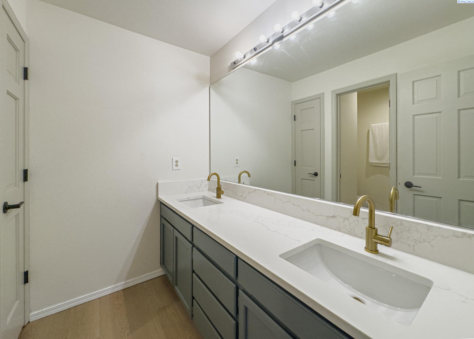 Richland, Washington, 99352, United States, 5 Bedrooms Bedrooms, ,4 BathroomsBathrooms,Residential,For Sale,1927234