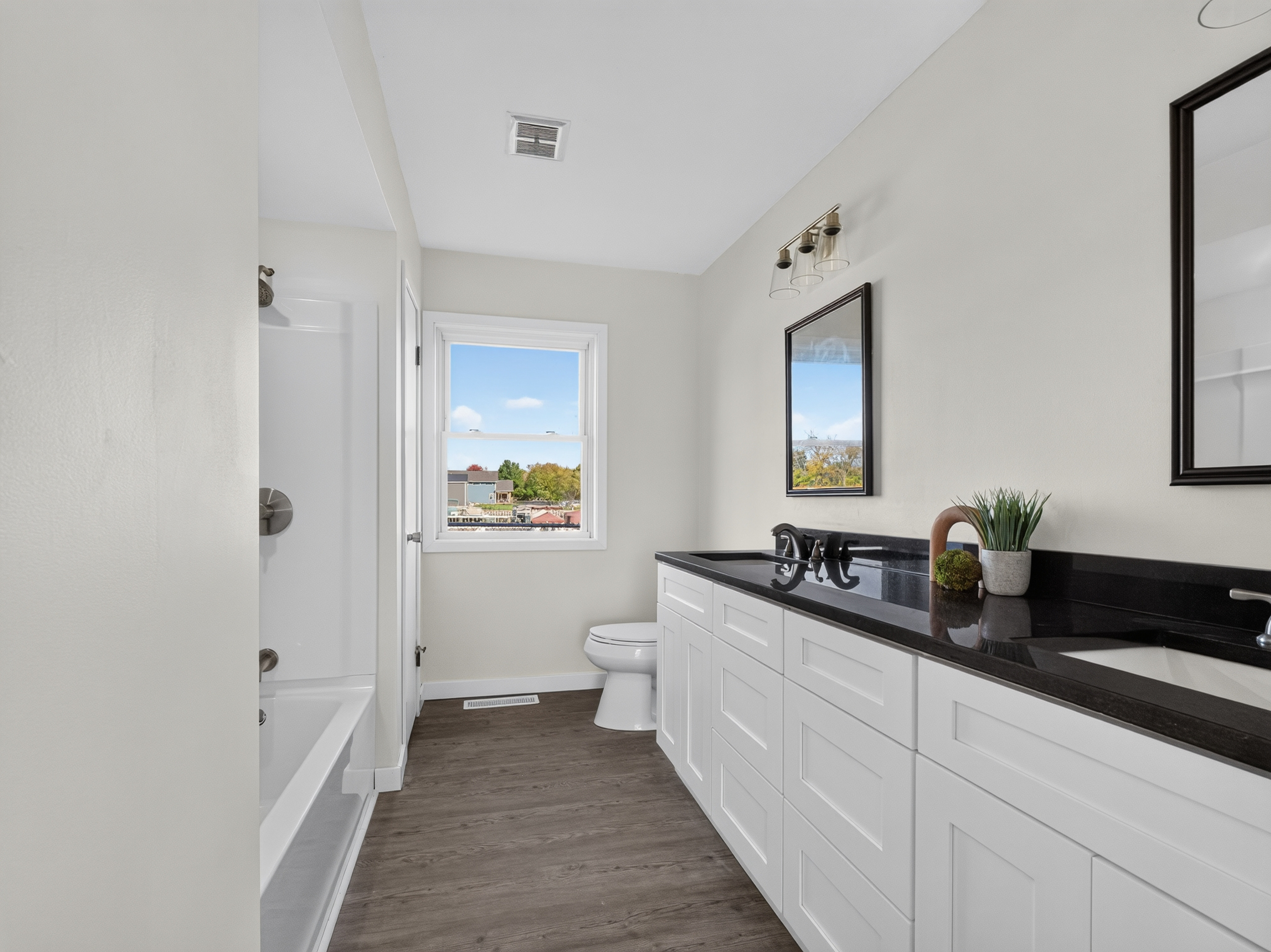  Beautifully Remodeled 4 Bedroom Home Featuring Lakefront Living - 物件實景
