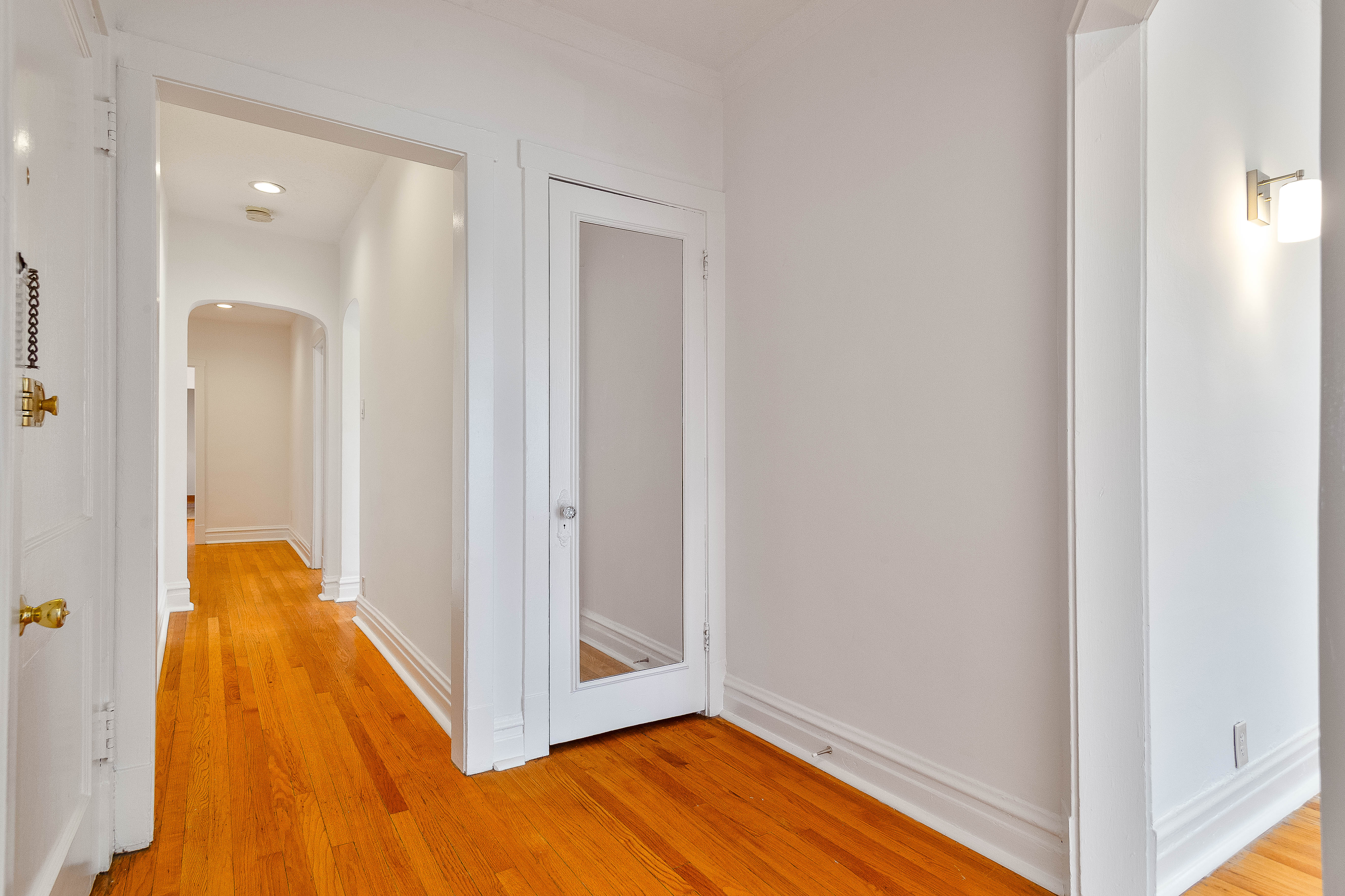  This Home Delivers Privacy, Volume, and Timeless Vintage Character - 物件實景