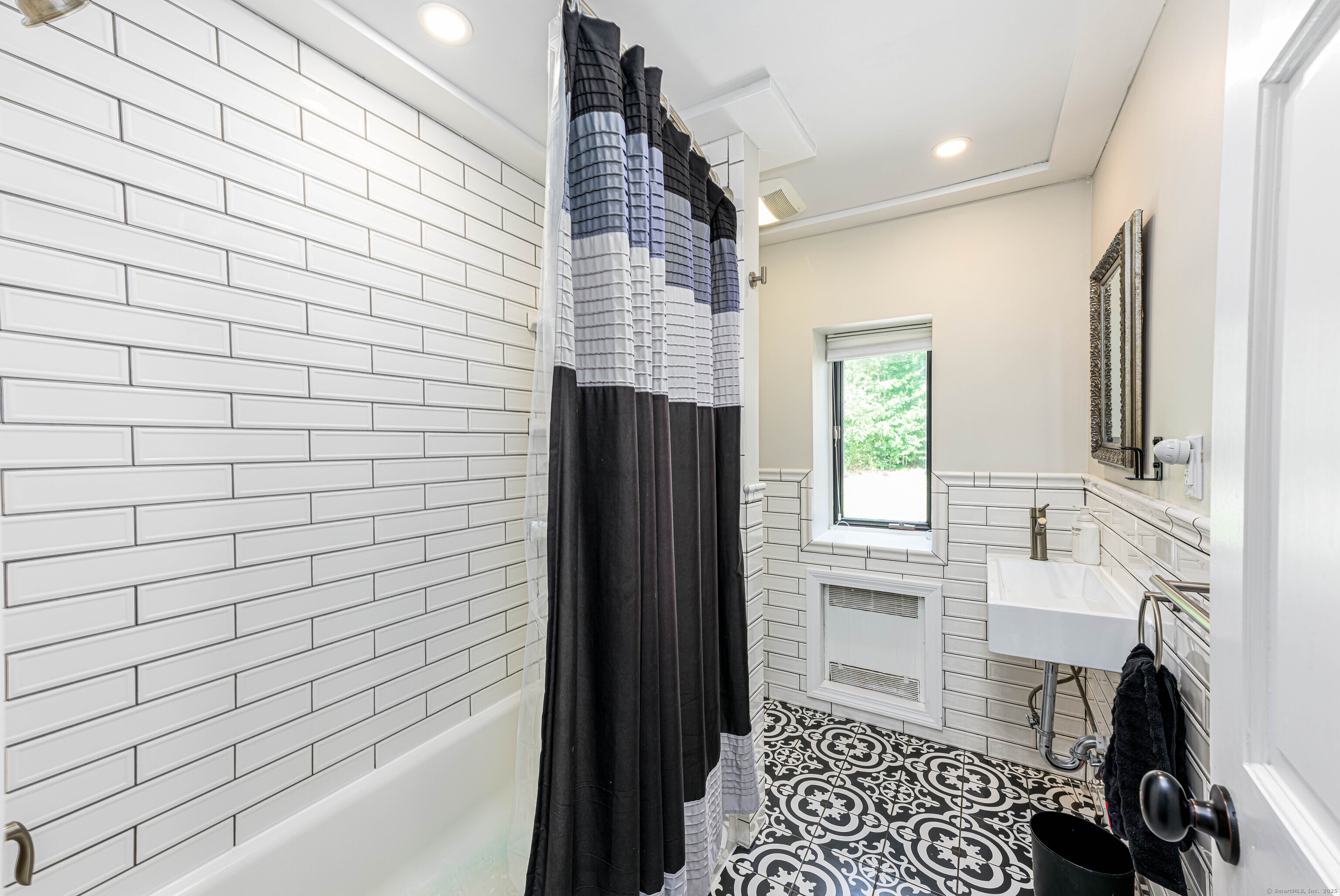 Bethany, Connecticut, 06524, United States, 4 Bedrooms Bedrooms, ,4 BathroomsBathrooms,Residential,For Sale,1911877