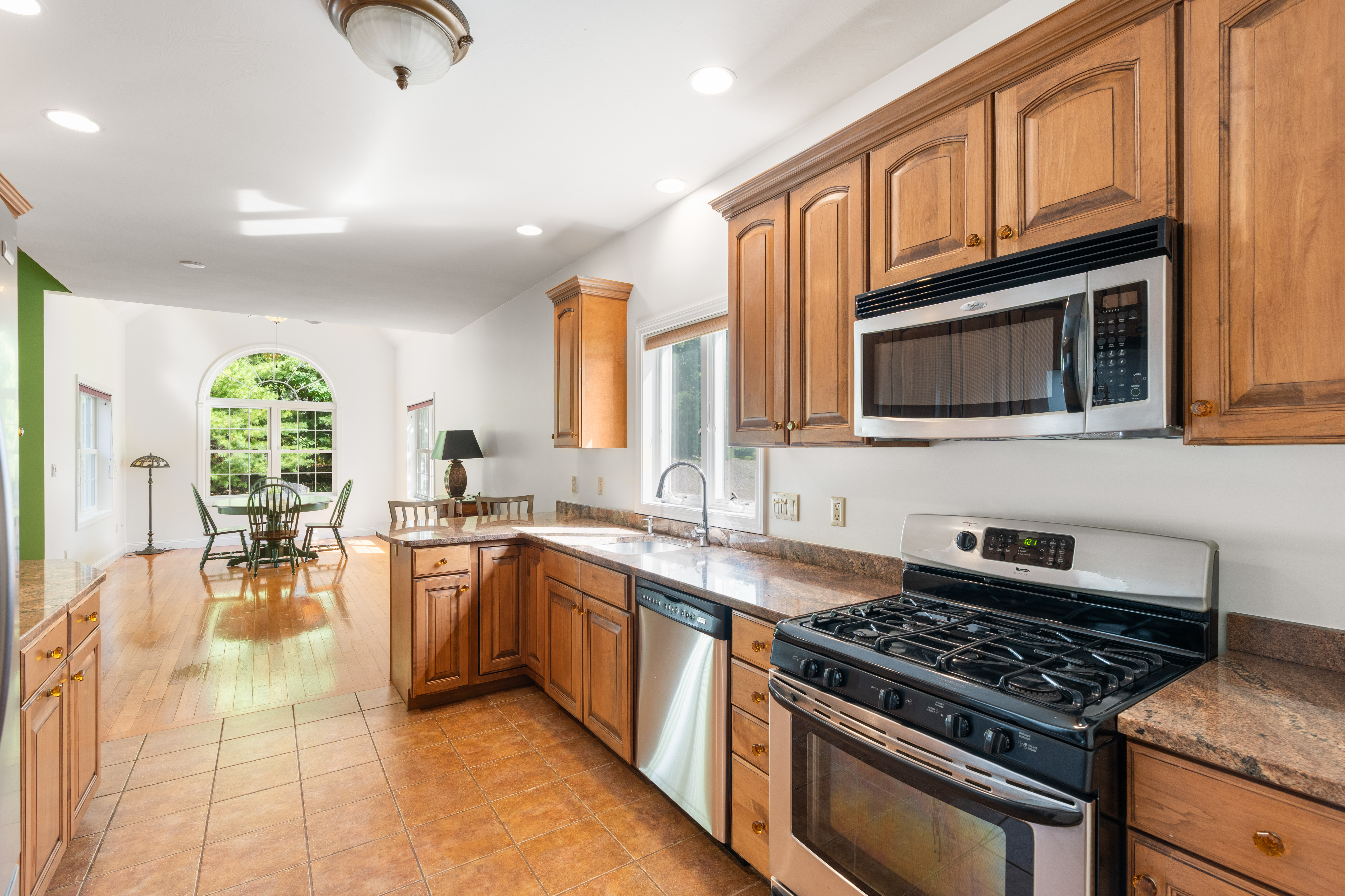  21 Steinbeck Street, Tyngsborough, MA, 01879 - 物件實景