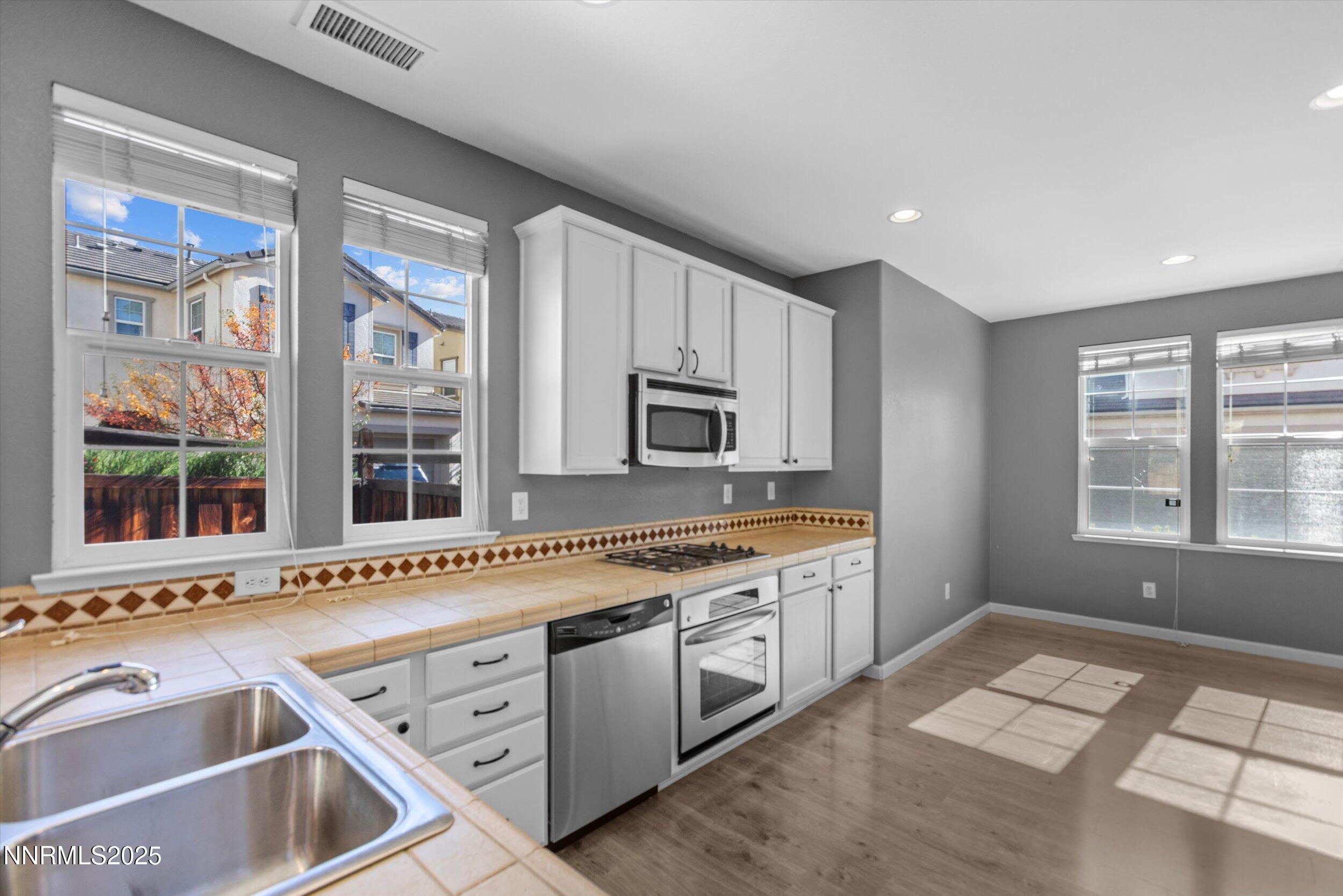 Sparks, Nevada, 89436, United States, 3 Bedrooms Bedrooms, ,3 BathroomsBathrooms,Residential,For Sale,1988123