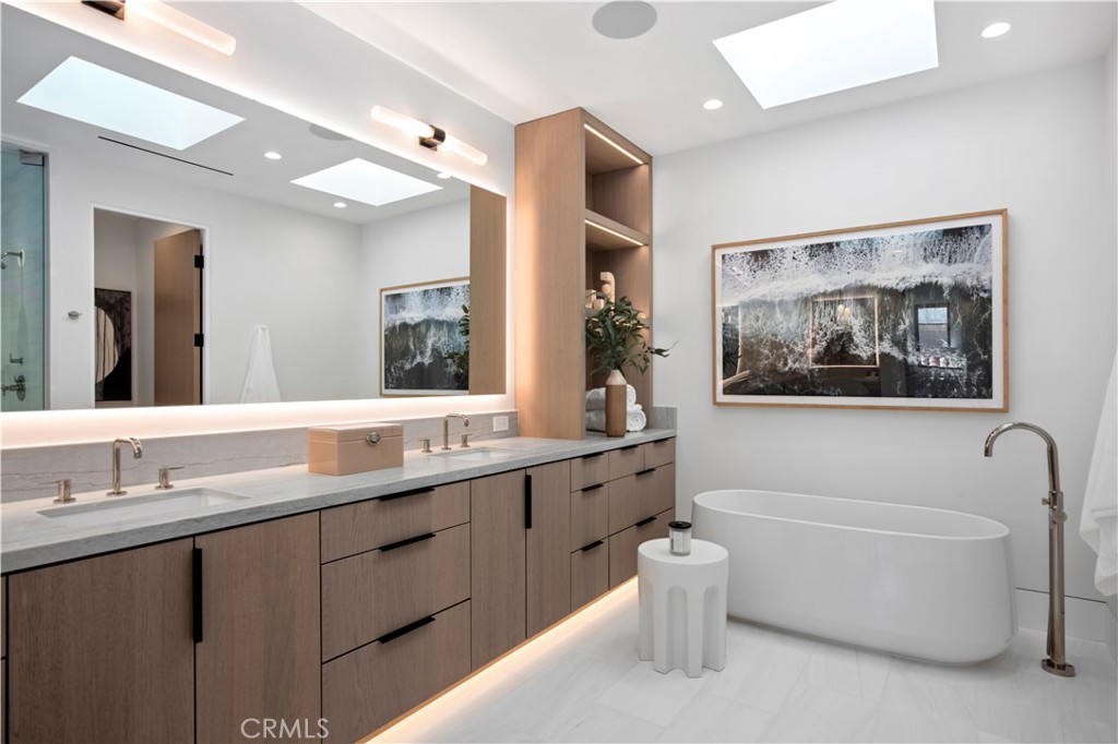 Corona del Mar, California, 92625, United States, 4 Bedrooms Bedrooms, ,5 BathroomsBathrooms,Residential,For Sale,1903577